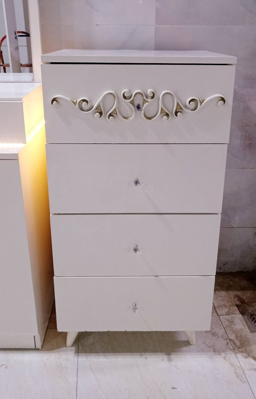 سیسەمی 2نەفەری
دۆشەک 
2کۆمەدی
مێزتەوالێت
چەکمەجە 
لیدە کانی ئیش ئەکات
بێعەیب
نرخی 150 هه زار
***********
***********
سلێمانی السليمانية, العراق
