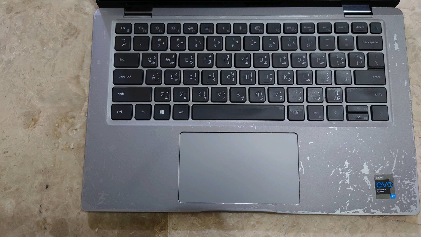 السلام عليكم ورحمة الله وبركاته.
لابتوب وتابلت في جهاز واحد Dell Latitude 7420. الجهاز فئة الأعمال (Business Class) يجمع بين الأداء العالي جداً والمرونة العالية (شاشة لمس قلابة 360 درجة ليتحول إلى تابلت).

المواصفات الكاملة:

المعالج: Intel Core i7-1185G7 (الجيل الحادي عشر) بتردد 3.0 إلى 4.8 جيجاهرتز.

كرت الشاشة: مدمج Intel Iris Xe (بذاكرة مشتركة تصل إلى 8 جيجابايت).

(الرام): 16 جيجابايت DDR4 بسرعة فائقة 3733 ميجاهرتز.

التخزين: 512 جيجابايت SSD من نوع NVMe M.2:

   سرعة القراءة: 3194 ميجابايت/ثانية.
   سرعة الكتابة: 2315 ميجابايت/ثانية.

شاشة: IPS LCD بحجم 14 إنش بدقة FHD (1920×1080)، تدعم اللمس حتى 10 أصابع وقلابة تدور 360 درجة.

الهيكل: ألمنيوم مطلي (ملاحظة للأمانة: توجد بعض الخدوش الطفيفة على الطلاء الخارجي فقط، أما الهيكل الأساسي فهو سليم تماماً وبدون أي صدمات).

المميزات الإضافية والأمان:

الكيبورد: مضيء بالكامل (Backlight) مريح جداً للكتابة في الظلام.

الأمان والخصوصية: يدعم بصمة الوجه Windows Hello لفتح الجهاز بسرعة، والكاميرا مزودة بـ غالق فيزيائي للكاميرا
لتعطيلها تماماً لحماية الخصوصية.

حالة البطارية: تدوم حوالي ساعة ونصف على نظام ويندوز 11، وتصل إلى ساعتين ونصف على أنظمة لينكس (Linux).

المنافذ المتاحة:

عدد (2) منافذ Type-C (تدعم Thunderbolt 4 والشحن السريع وعرض الشاشات).

منفذ USB Type-A (العادي).

منفذ شاشة HDMI.

منفذ سماعات 3.5mm.

منفذ لقراءة كروت الذاكرة SD Card.

الملحقات المجانية القادمة مع الجهاز:

 1. شاحن يدعم الشحن السريع بقوة 65 واط (Type-C).

 2. موزع منافذ USB Hub إضافي.

 3. ماوس سلكي.

 4. حقيبة لابتوب لحمايته أثناء التنقل.

السعر: 620 ألف وبيه مجال زين للطيبين والتوصيل مجاني.

للتواصل والاستفسار يرجى الاتصال على رقم الهاتف: *********** أو على واتساب بنفس الرقم.
