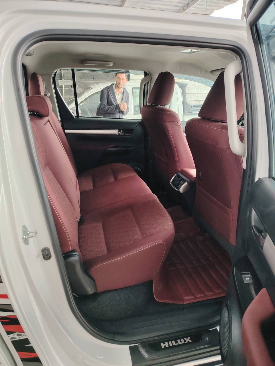 بیکم 2025 V6 هي سيارة تويوتا هايلوكس بمحرك 4.0 لتر، 6 أسطوانات، ينتج 235 حصانًا و 376 نيوتن متر من العزم. إليك بعض المواصفات الرئيسية:
V6 ،المحرك: 4.0 لتر .

. القوة: 235 حصان

. العزم: 376 نیوتن متر

. ناقل الحركة 6 سرعات أوتوماتيك

. الدفع: 4x4

. سعة خزان الوقود : 80 لتر

. التعليق تعليق أمامي مستقل، تعليق خلفي صلب

18265/60 الإطارات .

. *********** 

تتميز السيارة أيضًا بميزات داخلية وخارجية متقدمة مثل نظام معلومات وترفيه بشاشة لمس 8 بوصات نظام صوتي مكون من 6 مكبرات صوت نظام ملاحة ومقاعد مريحة من الجلد. كما تشمل ميزات الأمان نظام الكبح المانعة للانغلاق (ABS)، نظام توزيع قوة الفرامل الإلكتروني (EBD) ، ونظام التحكم في الثبات

(ESP( الإلكتروني  ماشي  9
