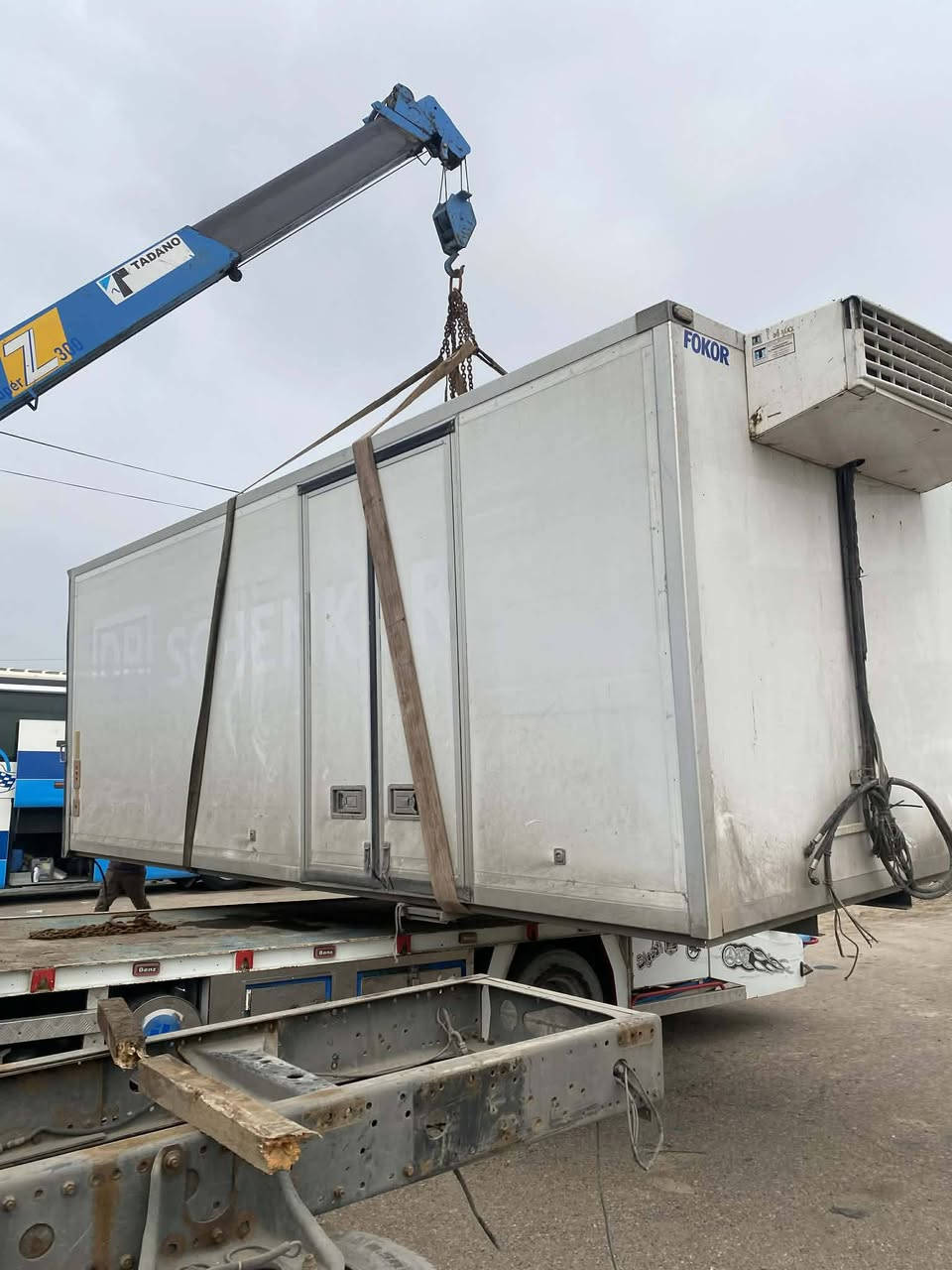 السلام عليكم ورحمه الله وبركاته عندي هذا البراد للبيع طول 6 وربع جهاز متصل أي  استفسار على الرقم *********** أبو مصطفى مكاني بغداد
