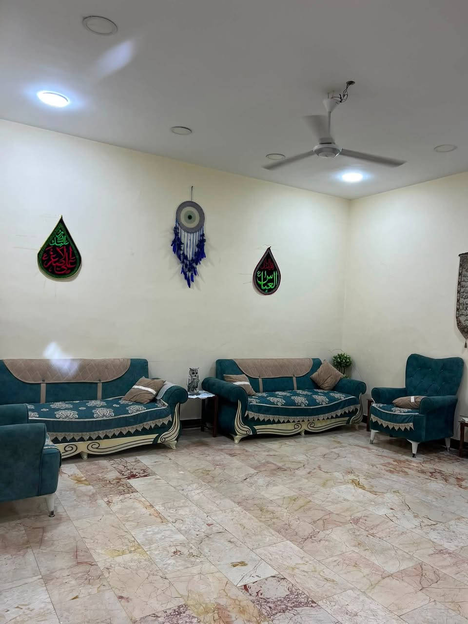 السلام وعليكم
بيت مع اسواق البيع مساحته 200متر الامين الثانيه سكينه الزراعي مقطعه 2على 11 قرب شارع المكاتب 
الاستفسار واتساب /***********
