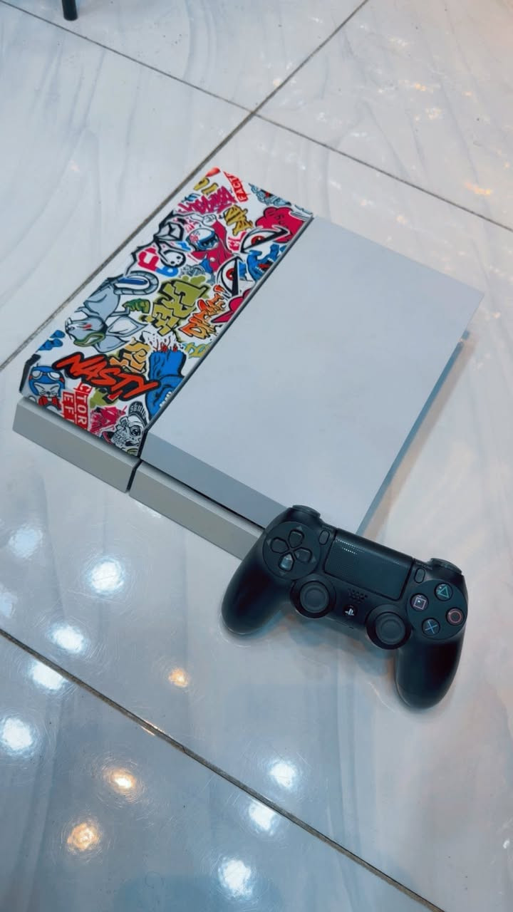 Play Station 4 Slim white بلي ستيشن فور نسخة الابيض سلم الاصلي 
مع جوستك اصلي نظافة 100% 

مع الملحقات / كيبل بور + كيبل HDMI اصلي + كيبل شحن جوستك 

نظيف لوك كلش محافظ عليه بدون فتح بدون ضرر شرط
 
للبيع السعر ٢٣٠ الف 

مكاني بغداد شارع فلسطين
اتصال فقط
***********
