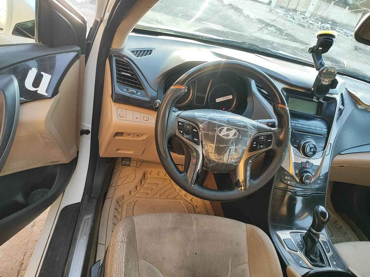 هونداي ازيرا خليجي موديل 2015 
رقم بصرة تحويل سنوية منتهية
محرك 3000 (مفتوح كازكيت) 
بيها ضربة بالبجم بالعراق عدنه

بردات ابواب خلفية 
بردة جامة خلفية كهربائية 
مري شفط + انارة ترحيبية 
تبريد حلو كير مكينة حداده نص 
ويل 17 

السعر 95$ وبيه مجال 
مكان السيارة البصرة نواب الضباط 
للاستفسار: *********** البصرة, العراق
