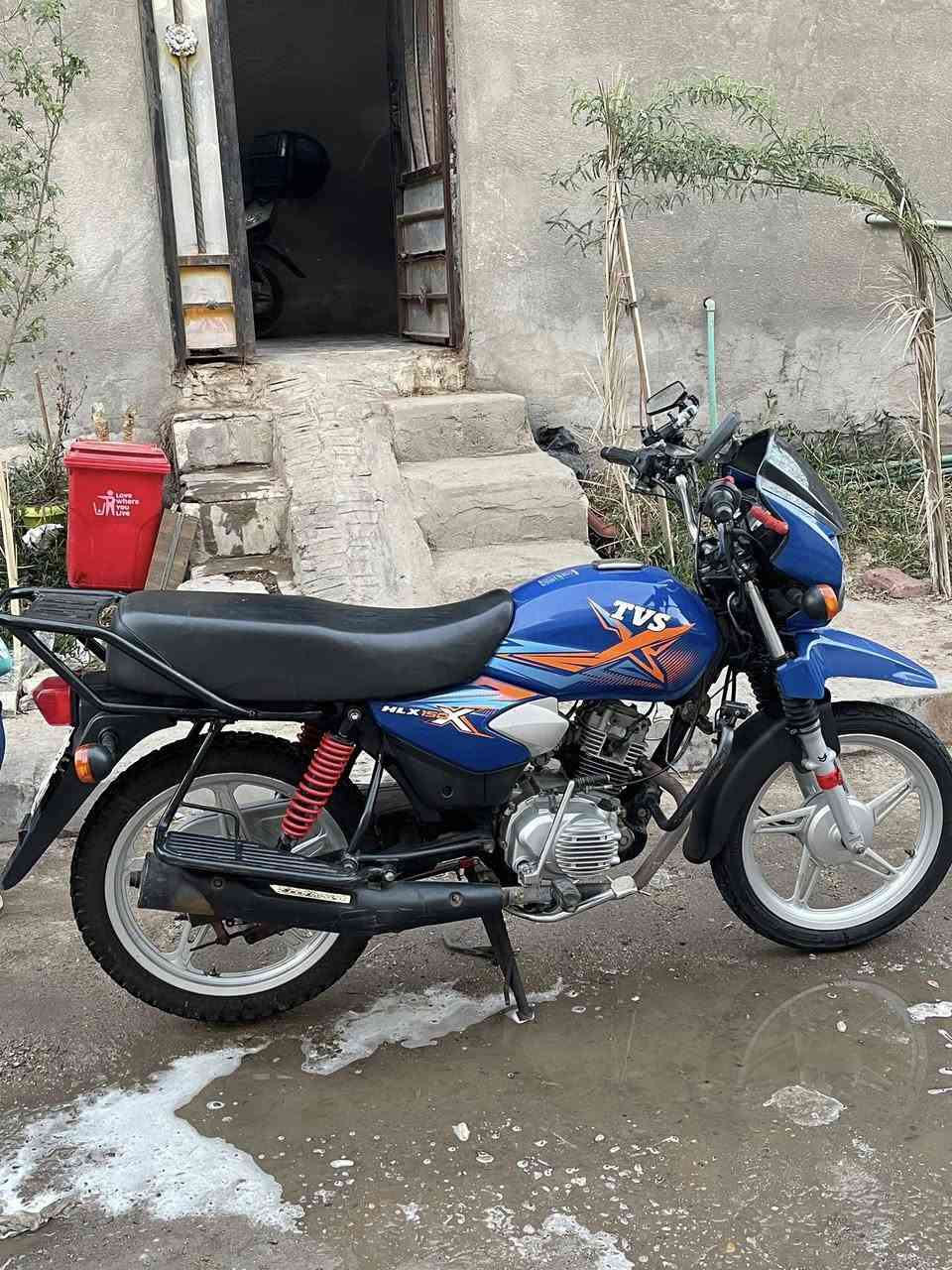 السلام عليكم دراجه TVS للبيع مديل 2020 طالعه من وكيل 2022 رقم تحويل بسمك دراجه نضيفه كهربائيات شغاله سلف شغال بس بيها خيط تبخير  مكان بصره سعر 1550 وبيها مجال للشراي ***********

