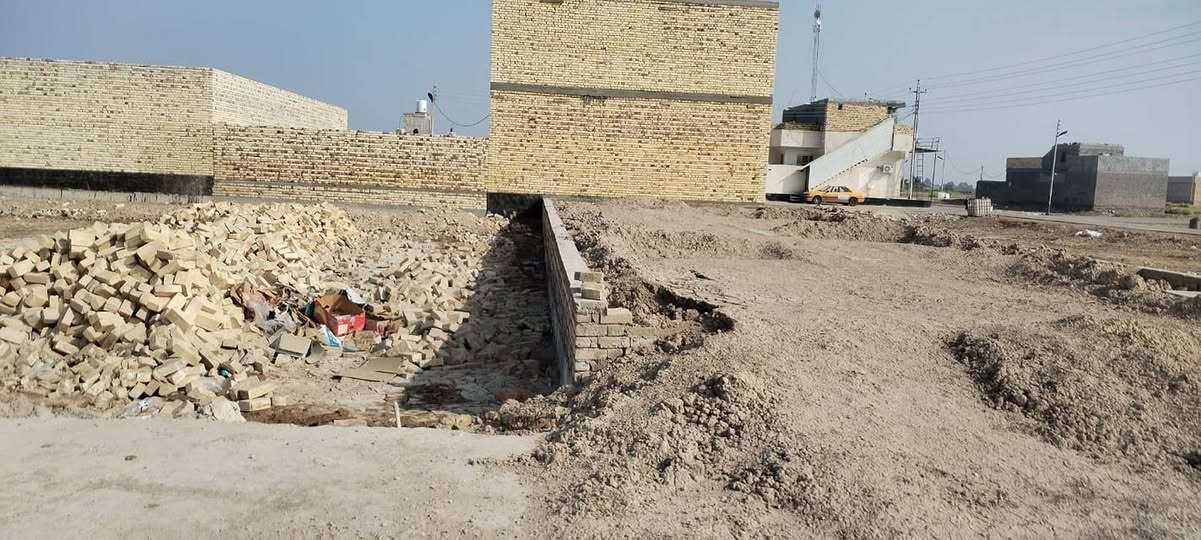 سلام عليكم قطعه ارض للبيع بالمدثره كامله مجاري ماي تبليط بتلو مساحه 400م لاتصال على  ***********
