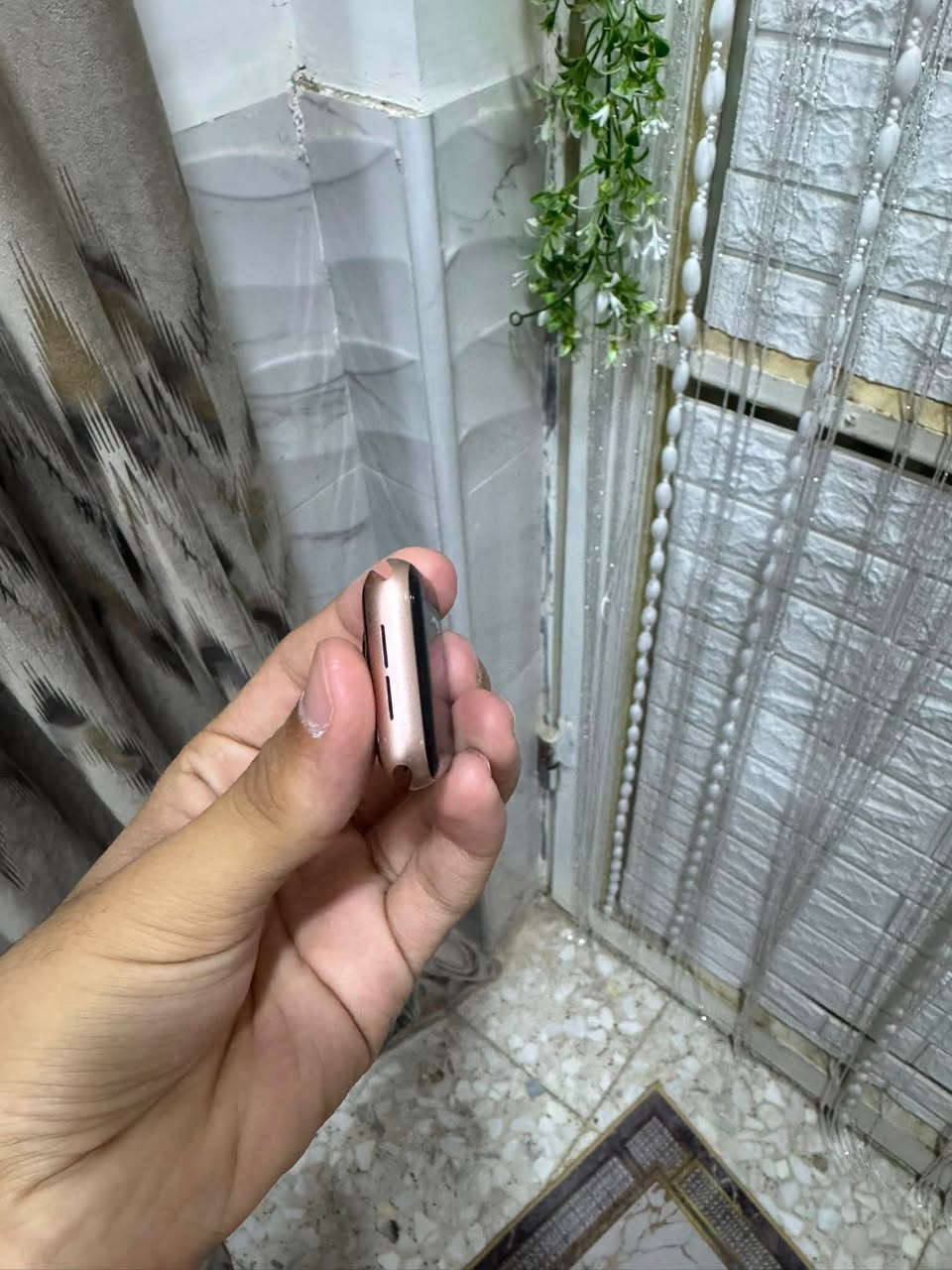 للبيع ساعه ابل seres 4 ساعه كله شغال فقط بيهه شخوط بل شاشه من تخلي لزكه يروحن شرط بطاريه ٧٨ أنسا شحن حجم ٤٠ ملم لون مميز ملحقات بور بنك ساعه وسير جلد جوزه مصنوع يدوي مميز ايضاً توصيل موجود جميع محافظات والسعر ١٢٥ وبيه مجال للشراي راسلني ودلل واتساب ***********
