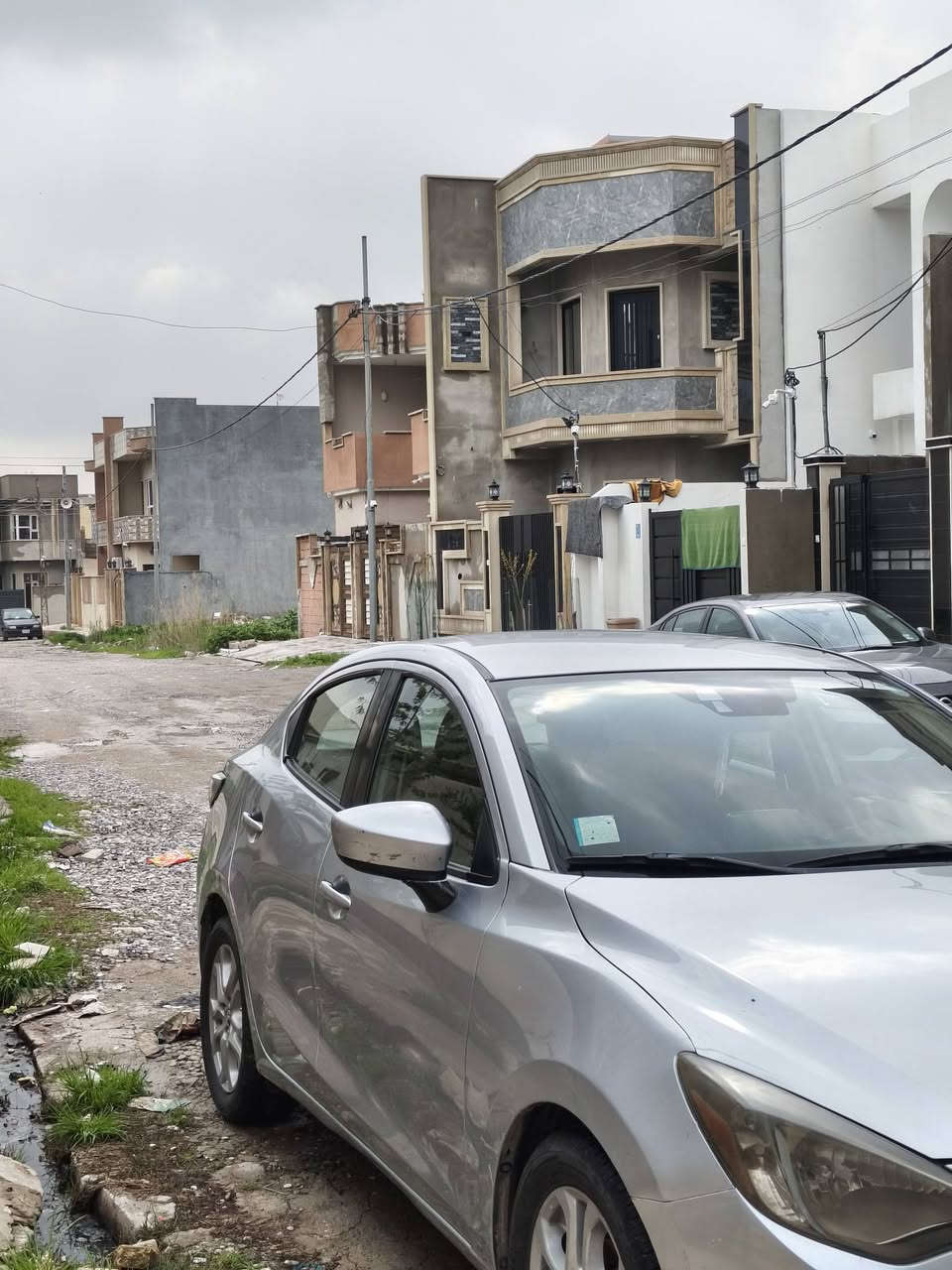 السلام عليكم 
تيوته يارس ٢٠١٧ للبيع وارد امريكي 
مواصفات 
١_تشغيل بصمه 
٢_تحكم ستيرن 
٣_شاشه لمس
٤_كامره خلفي 
٥_تثبيت سرعه
طخم تايرات جدد رقم دولي جديد 
ضرر دعاميه جاملغ صبغ واحد باب سايق نص صبغ سعره ١٠٥ بيها مجال للشراي او استفسار هذا رقم *********** العنوان موصل
