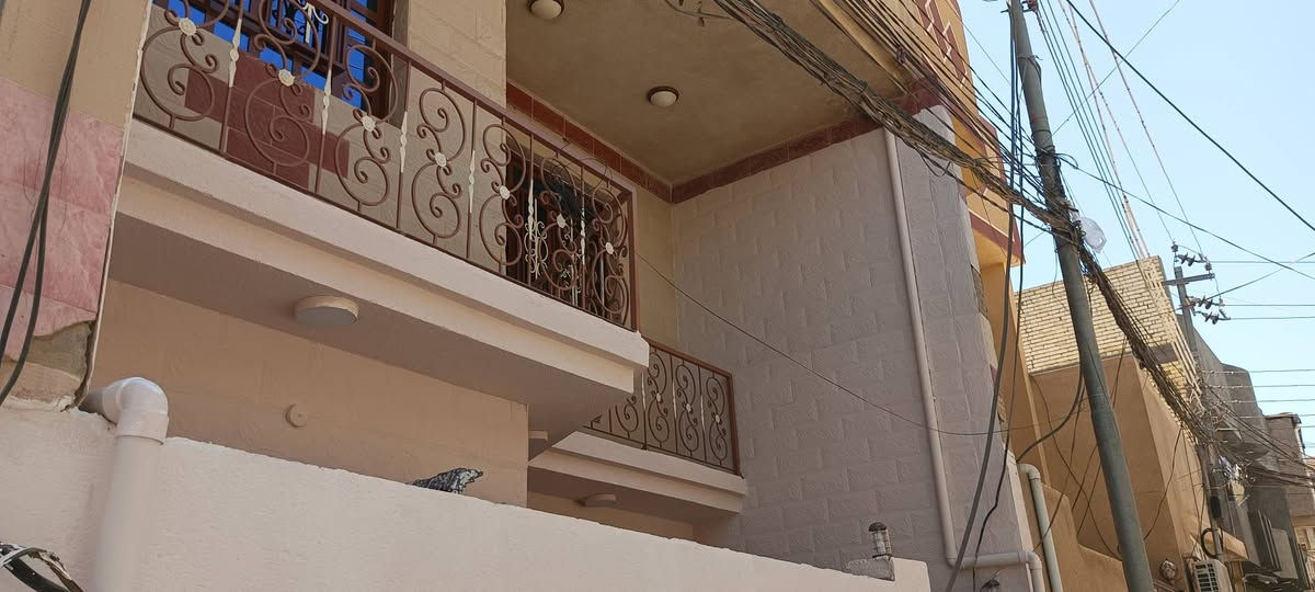 بيت معروض بمنطقة الجمعية -شارع القريشي- قرب مول الحارث
✅ طابقين بناء جديد جدا  / 275,000,000 مليون 🔥
✅مع المجال البسيط

✅الطابق الاول يحتوي ⬅️ طارمة + استقبال +صالة كبيرة وممكن تسوي قاطع تصير غرفة مع صالة + مطبخ بارد كبير + مطبخ حار + صحيات + منور 

✅الطابق الثاني يحتوي ⬅️ غرفتين كبار + صالة + صحيات متكامل 
✅مع بيتونة كبيرة + سطح نظيف جدا 

🛑المنطقة سكنية هدوء وراقية 
 الفرع مقرنص وكامل خدمات والمنطقة اغلبها طابو صرف .

🛑جنس العقار - طابو زراعي سند 25 مع وجود اسمي بلسند 
يعني شغلة اصولية ومظبوطة السعر مقارنة مع المعروض بلمنطقة مناسب 
  للتواصل والاستفسار الاتصال عل الرقم التالي 
*********** _ ***********

