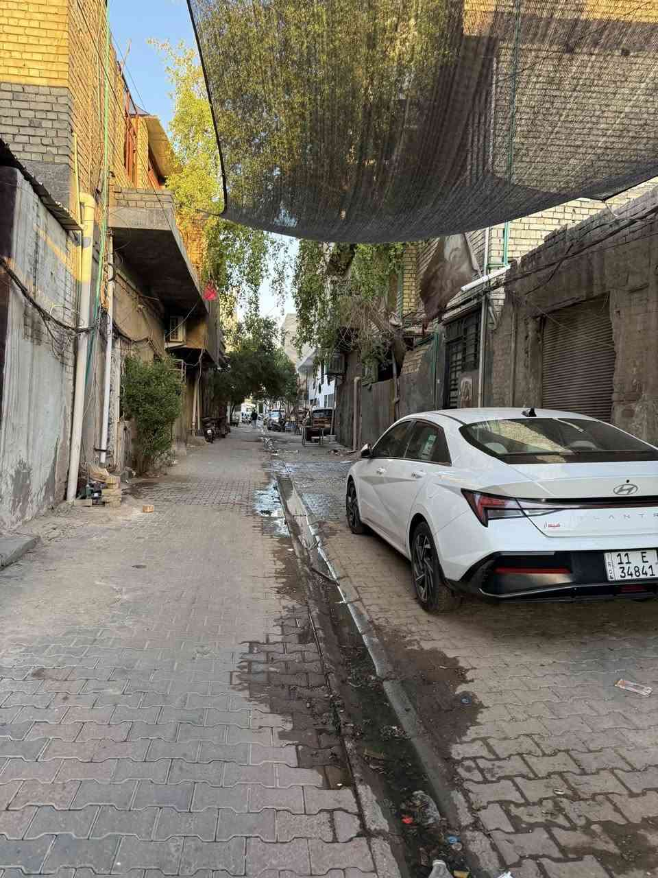 السلام عليكم …
بيت امانة ٢٠٠ متر اصولي باسمي  مسدد غير مديون…
واجهة ١٠ متر تقريبا ونزال ٢٠ طابق ونص "…
يحتوي على ٨ غرف… وحمامين فوك وجوة 
بحاجة إلى ترميم بسيط…
جاهز  للسكن …
فرع هادى وقريب على شارعين  
مجاور شارع الشيخ معروف من جهة السينما وقريب على شارع العلاوي مقابل وزارة الثقافة 
للاستفسار ***********
