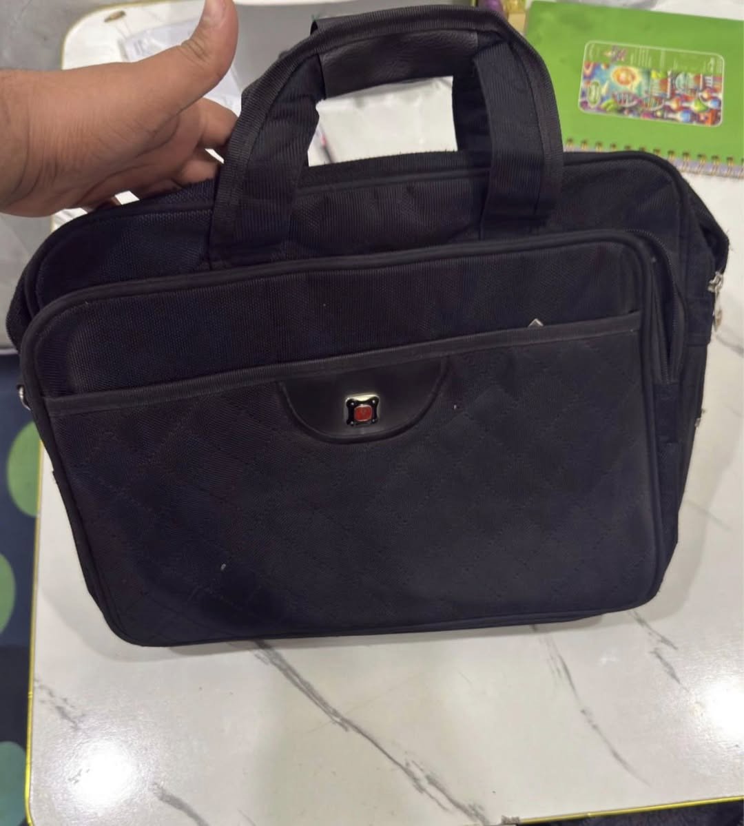 💻 للبيع: لابتوب HP Pavilion سعر200وبي مجال مع سيت-أب كامل
اتشغل العاب الخفيفة، التصميم، أو الدراسة وشغل ترويج .. عرض متكامل ما تحتاجه تشتري أي شي وياه. اللابتوب معروف بقوته للأداء المكتبي وصوته النقي (Beats Audio).
⚙️ مواصفات الجهاز (DV6-6C35DX):
• المعالج: AMD Quad-Core A8-3520M (أداء رباعي النواة).
• كارت الشاشة: AMD Radeon HD 6620G (ممتاز للألعاب الخفيفة  والبرامج الهندسية).
• الرام: 6GB DDR3 (قابلة للتطوير).
• الهارد: 640GB HDD (مساحة كبيرة للخزن).
• الشاشة: 15.6 بوصة HD BrightView LED.
• النظام الصوتي: Beats Audio مع 4 سماعات (صوت عالي ونقي جداً).
• المميزات: يحتوي على قارئ بصمة، كاميرا HD، ومخرج HDMI.
📦 الغراض الجاية وياه (السيت-أب):
1. سماعة ROCCAT ELO 7.1 Air: وايرليس احترافية، صوت محيطي 7.1، مع كارتونها وكافة ملحقاتها (سماعة غالية ومعروفة).
2. كيبورد ميكانيكي MageGee: ماركة أصلية، مريح جداً للكتابة واللعب (بالكارتون).
3. ماوس لاسلكي: قطعة إضافية للتحكم السهل.
4. حقيبة لابتوب الأصلية : سوداء متينة للحفاظ على الجهاز.
⚠️ ملاحظة للأمانة: الجهاز شغال بوضعية ممتازة، فقط توجد بعض أغطية الأزرار (Keycaps) مفقودة في كيبورد اللابتوب كما موضح بالصور، لكن الكيبورد الميكانيكي الخارجي يغنيك عنها تماماً.
💰 السعر وبي مجال (للقطعة والملحقات):200 ألف دينار مستعجل على بيعة لضرف .
📍 المكان: [بغداد-بلديات]
📞 للتواصل: [***********] أو مراسلة الخاص.يوجد توصيل
