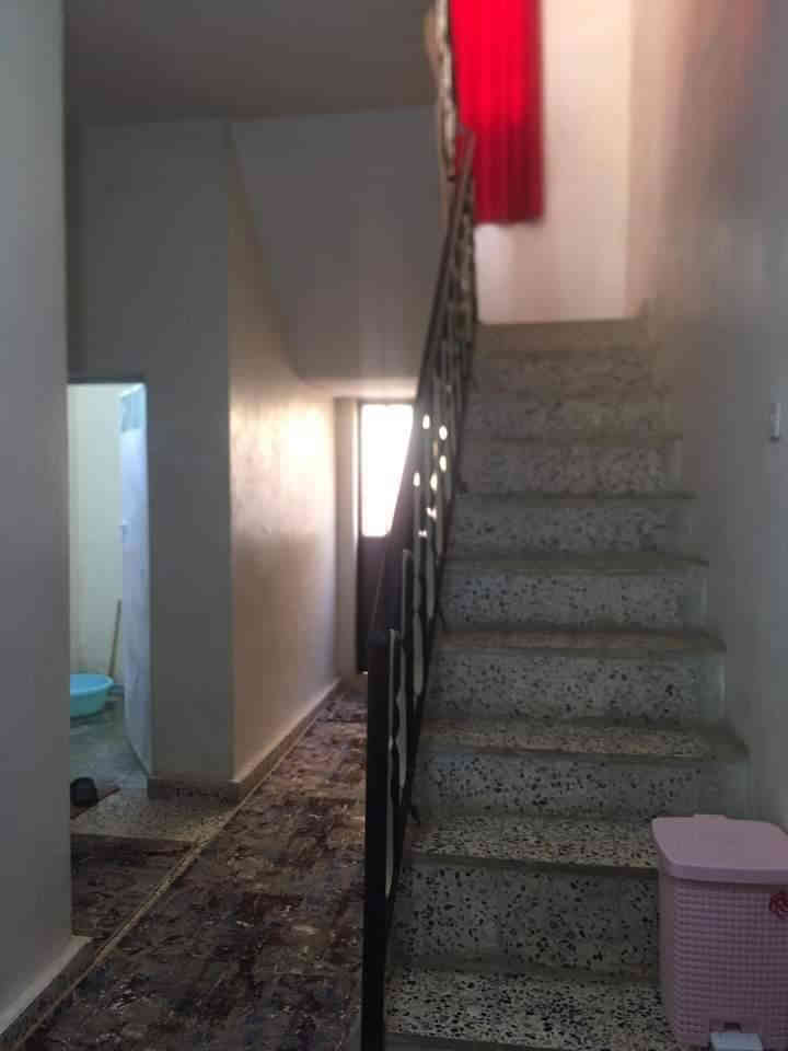 دار للايجار
المساحة ٣٠٠ متر 
طابق واحد غرفتين نوم صالة كبيرة واستقبل كبير والمطبخ حار وبارد حولي كبير كراج يتسع سيارتين مع حديقة كبيره  مع بيتونه كبيره حي العسكري الشركه قرب جمعية الحظره  /ت *********** /***********
