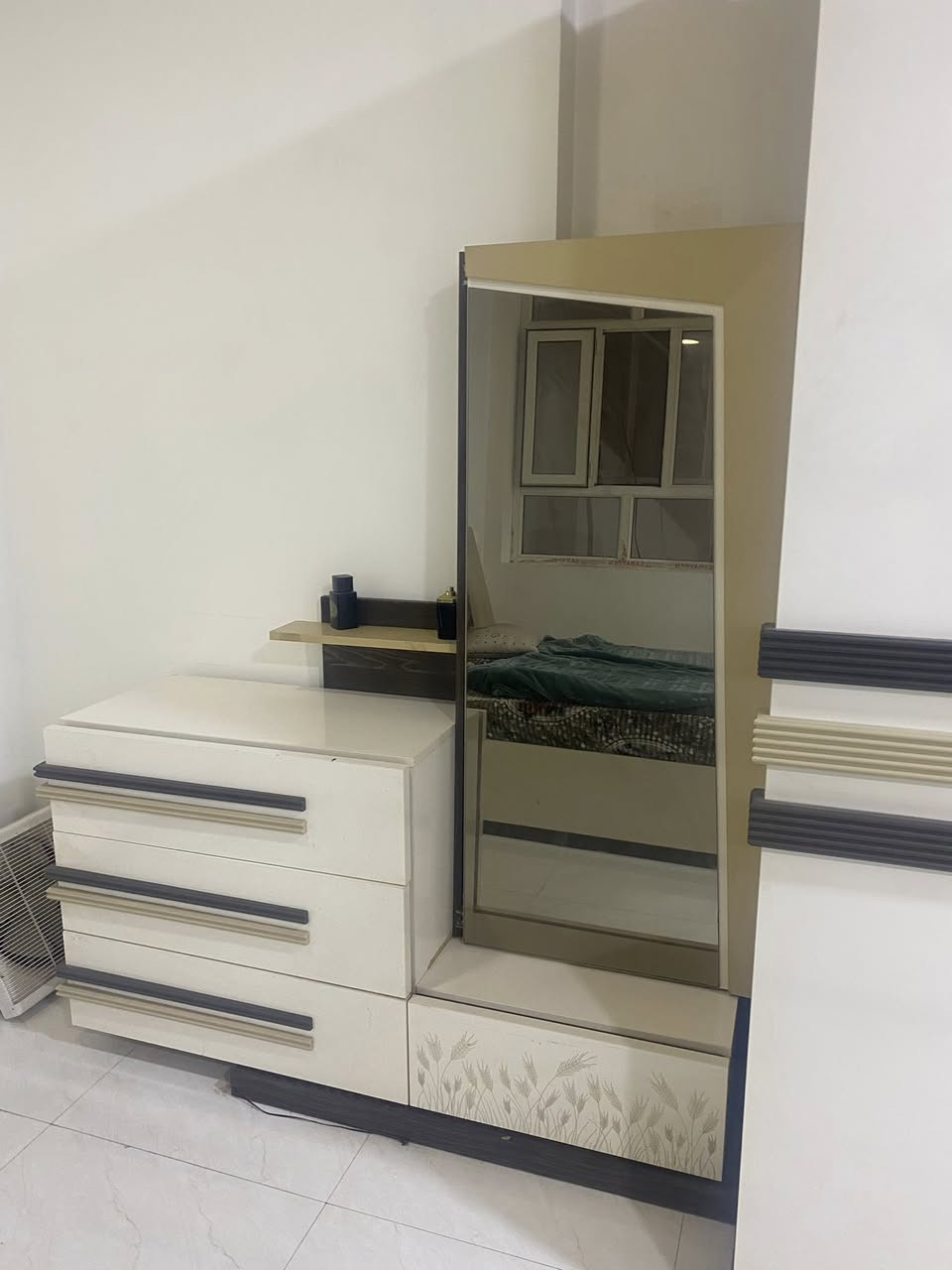 سلام وعليكم غرفه تركيه لبيع 

اول وحده غرفه تركيه ٧ قطع كلشي مابي ٦٠٠ وبي مجال قليل مابيه اي شي بيه نشره 

ثانياً غرفه تركيه جبيره  ٧ قطع بيه هواي خانات ٦٥٠ قفل قفل 

ثالثاً كنتور ٦ بيبان بي هواي خانات رايده ٣٥٠ قفل قفل 

اخوان شراي يجي خاص مو شراي لا يجي يتعب روحه 

العنون نجف حي العداله ***********
