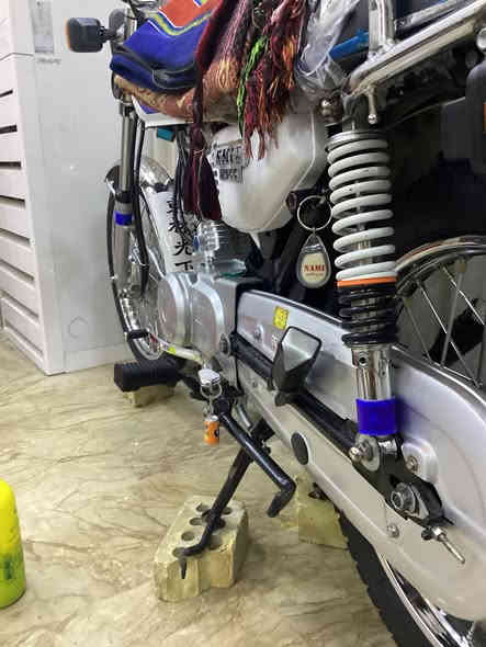 السلام عليكم دراجه اربعه كير للبيع شلامجه اصلي تعمير شاصي مكفول موديل 13 ما صارلها هواي من معمره الدراجه كل نقص ما بيها والدراجه نضيفه وكفوله السعر مليون و300وبيها مجال المكان كربلاء الحولي اذا شراي اتصل ***********
