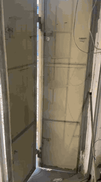 سلام عليكم شباب واجهة محل للبيع نضيفه جدآ المكان  بغداد الشعب حي سومر البنوك عرض 3.5     طول 2.6 أي استفسار الرقم *********** اتصل على صاحبها
