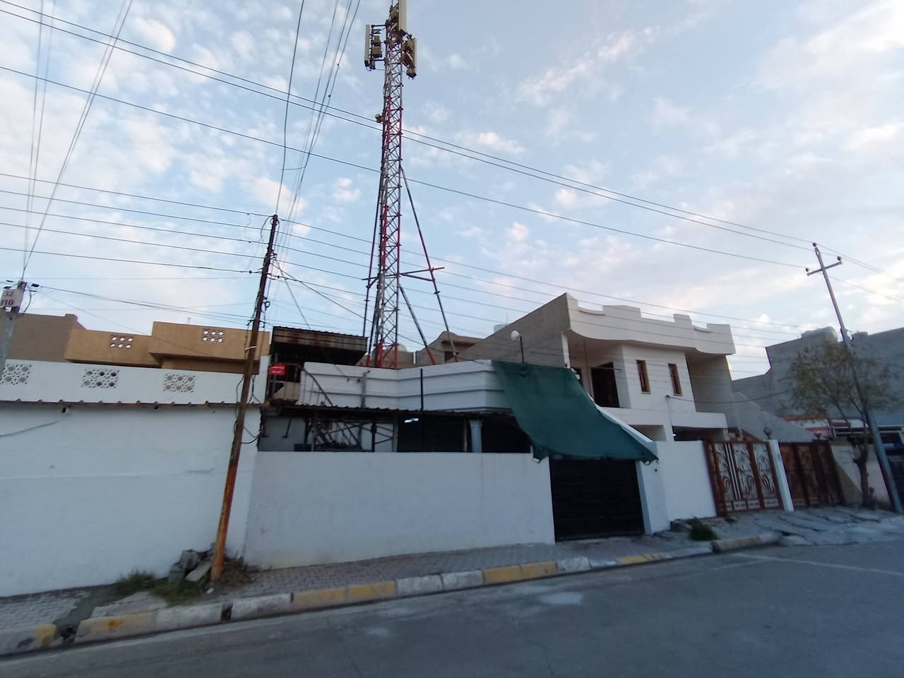 دار طابو طابق واحد للبيع
عليه برج اسياسل الوارد السنوي
٥ ملايين ومؤجر حاليا ب ٣٠٠ ألف بالشهر 
المساحة / ٢٠٠ متر
العنوان / كركوك حي العسكري خلف صيدلية كردستان
السعر / ١٦٠ مليون
للاتصال / ***********
