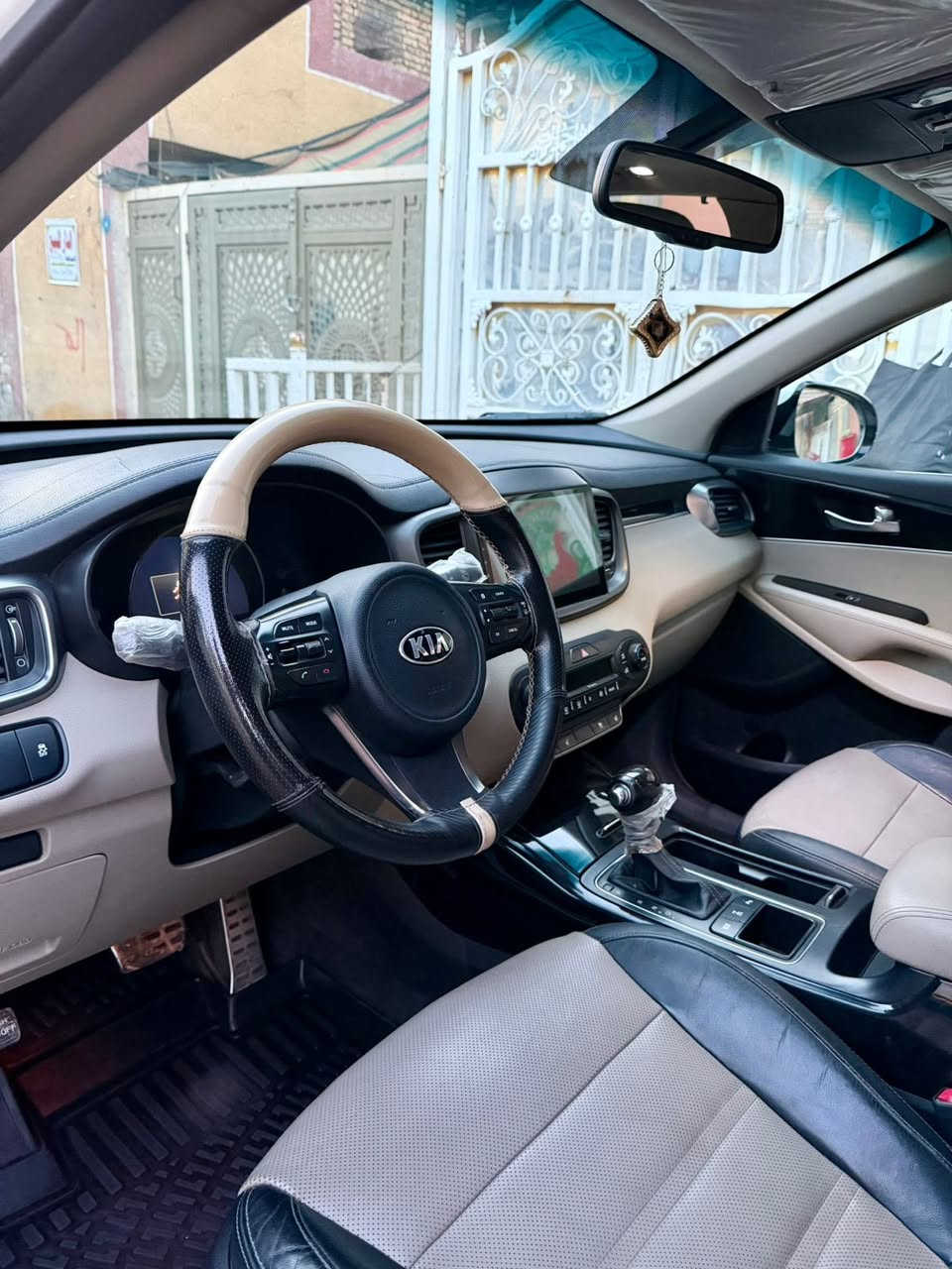 السلام عليكم اخوان 🍀
#سياره #سورنتو #موديل 2015 ♦️
وارد #خليجي ماشيه 99 الف ♦️
سياره فول واحد على واحد♦️
 سياره مقفوله عدا صبغ دعاميات ♦️
سياره بأسمي رقم بغداد تحويل ثاني يوم ♦️
مكان السياره بغداد للاستفسار 👈***********
