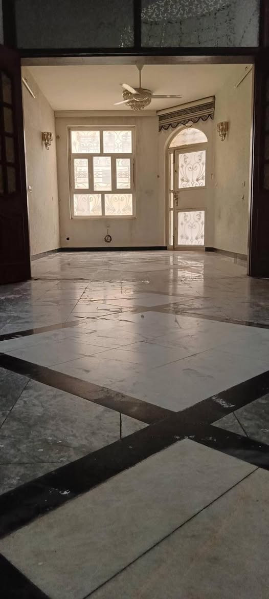 ياالله …. 
دار للبيع — طابو صرف 
موقع — حي الإعلام — الشباب — مربع الضباط
مساحة 125 
واجهة 6 وربع 
نزال 20م 
طابقين *** يحتوي على 👇🏻
-كراج ومطبخ
-صالة 
-غرف نوم عدد ( 3 )
-حولي عدد ( 2 )
-خدمات عدد ( 3 )
بالإضافة الى سطح ومخزن 
🔺 ملاحظة :👇🏻
الدار نظام رفت وجدران منفصلة
للإستفسار تواصل على ( ‭0770 263 8124‬ )
وتتوفر عروض أُخرى حسب الإمكانية
