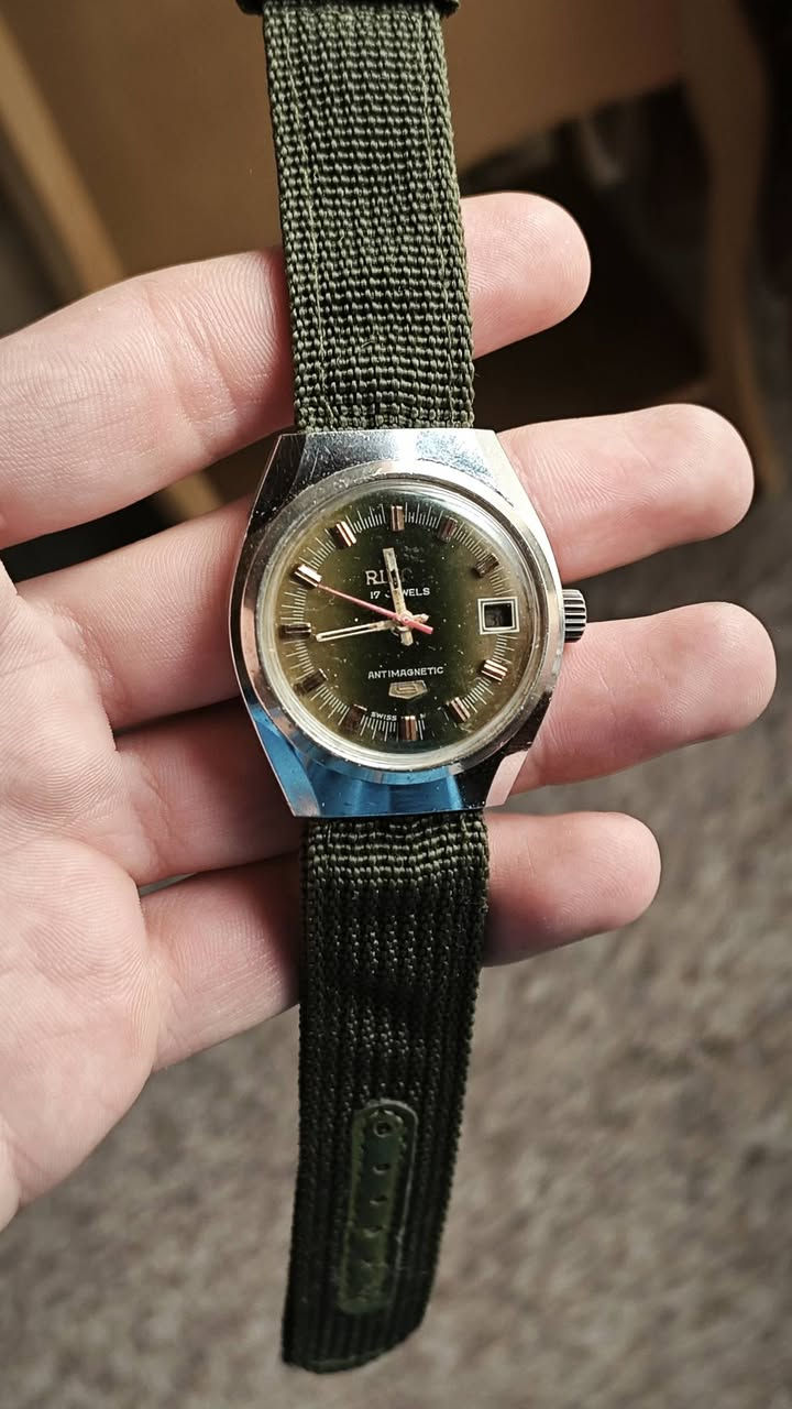 السلام عليكم
ساعة ريفول 
سويسري قديم 
أصلي 100/100
شغاله 100/100
بيها اثار قدم بل مينه 
لو زيتوني مميز
سعرها 50 الف هيه و التوصيل وبيها مجال 
 للتواصل واتساب أو الاتصال على الرقم
***********
