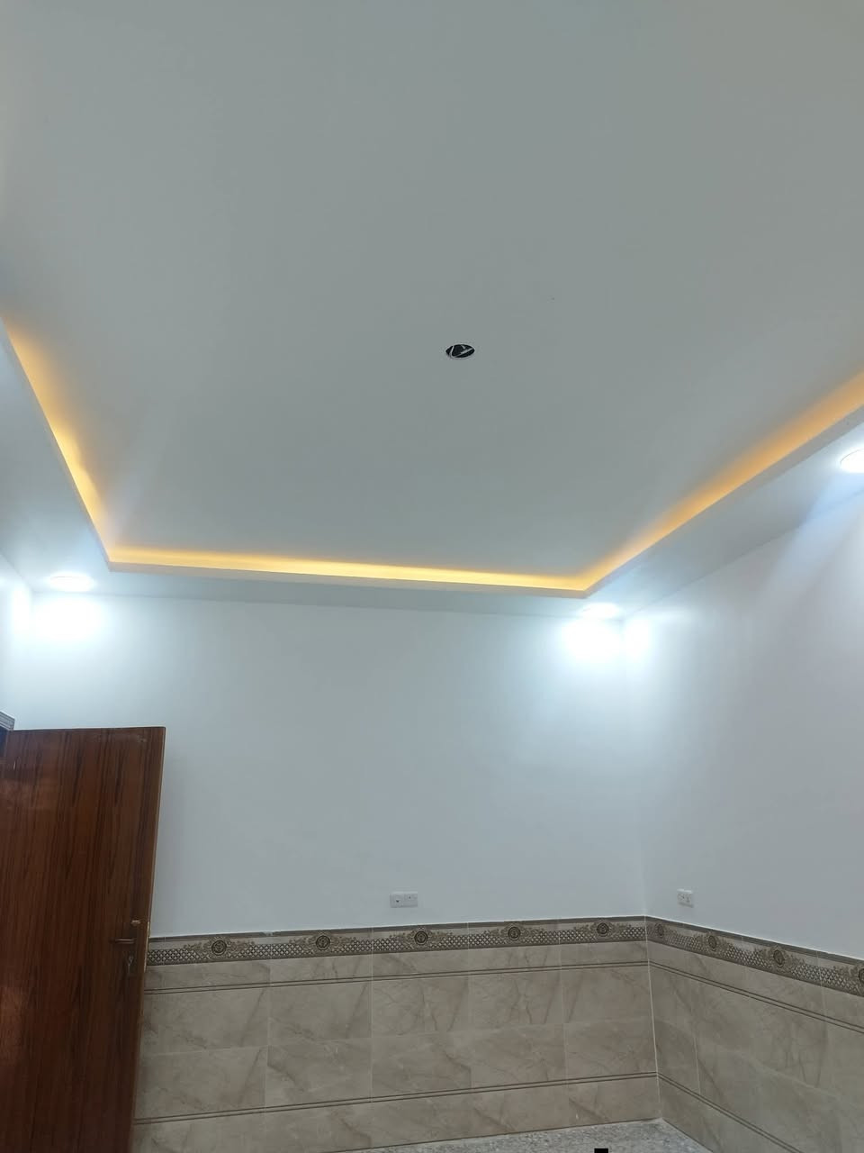 ♕بسم الله الرحمن الرحيم اللهم صلي على محمد وآل محمد ♕

🏠  : المنزل للبيع 

🌐  : الموقع حي الحشد 

🛣  : قريب على شارع الصداقه 

🏗  : البناء سنة  2025

🏢  :  المنزل طابق واحد 

📐  : المساحة  200  متر 

///////   تفاصيل اكثر //////

غرف عدد 2  + صاله عدد 2  + ومطبخ حار وبارد 

+  استقبال +  حمامات داخليه وخارجية  + كراج كبير 

؟ ملاحظه المنزل يباع على المبادرة إلي عنده حجز واصل مرحلة الترويج 

📲  :  الاستفسار اكثر الاتصال على الرقم 

📞  :   ‏‪0788 251 8491‬‏   واتـساب 

✨  لــن تـکون وحـيداً ابـداً مع  الــ مهيمن  للعـقار  ✨
