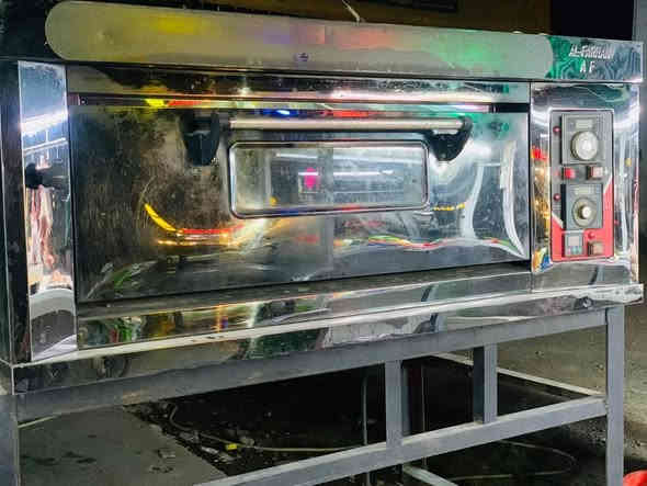 السلام عليكم فرن بيزا حجري450مجمده عدد ثنين مع براد السعر 350عجانه  25  كيلو     لسعر 250شوايه كص السعر 150 الجام خانه مع شوايه كباب مع ماطورين سعر 300الرقم للتواصل ***********
