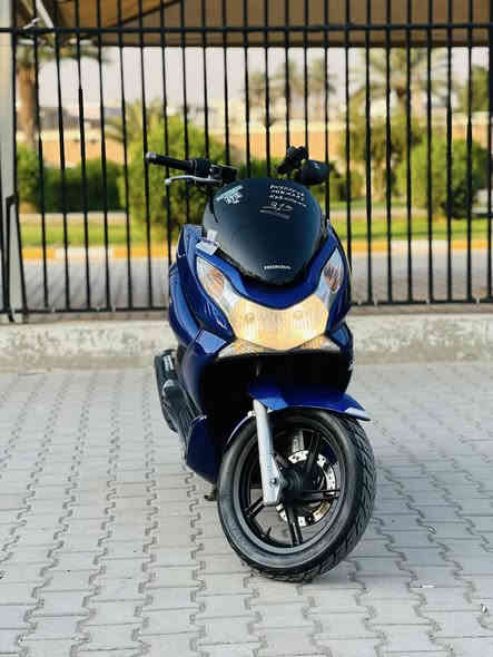 السلام عليكم دراجه بي سي اكس ياباني جيل اول مكينه  150دراجه كله شغاله حساسات مال ستان شغال وحساس الازدحام هم شغال شلعه معدل فول مكينه برغي ممفتوح بيه مكفوله كفاله عامه مال جناي زوج تايرات ياباني شديتهن جدد 
كهربائيات كله شغاله مكفوله اوراقه بسمي كامله. ماشيه 15 بعده زيرو السعر ميلون. و350  وبيه مجال العنوان بغداد الكراخ  الهاتف *********** اتصل وبيك خير ودلل
