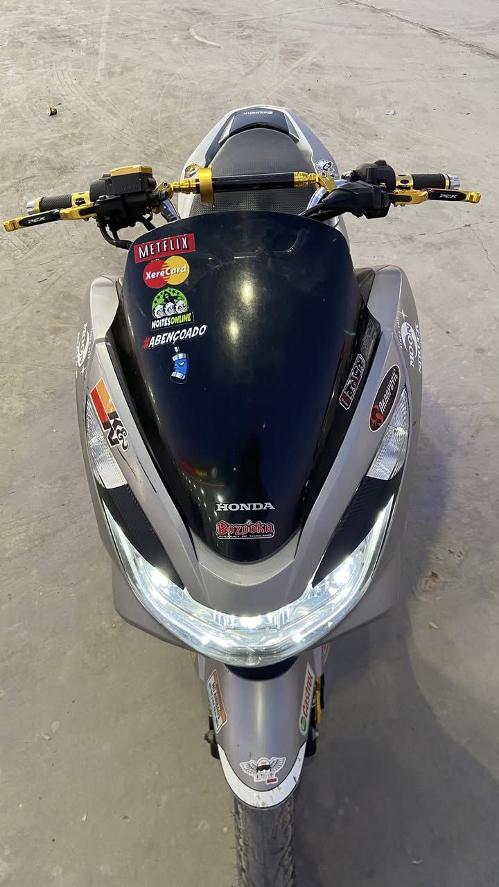 السلام عليكم للبيع دراجه honda pcx 150 جيل ثاني ياباني موديل 2018 مكينه 150 نازله رمبه قبل 6 اشهر ماشيه 58 شلعته و معدله يخبلن نشطه كلش و مكفوله مكينه و كهربائيات و حساسات كله شغال دهنه الاصلي مال شركه هوندا و بانزين محسن او سوبر الدراجه مداريه و صارف عليه هواي بس كفراته بيه طخات .
مزوده تزويد اصلي كله من ضياء سبيسي.
يدات بريك 
قبضات سكليتر
قبق عنبار
بوري ستيرن 
جنكال
قاعدات ستيرن
فج امامي 
شيال صوندات 
المازده مغلفه كاربون 
قبق بانزين مغلف كاربون
قبق فلتر شوته كاربون
قبق كلجات كاربون
كلوب ازرك فوك المكينه
قاعده رقم
قبق كيلو متر كاربون 
صالنصه رياضي 
تاير خلفي عريض مال جيل ثالث
  كتف للبك لايت رماش 
قبق راديتر كاربون 
لزكات ويل
هذا رقمي بيه واتساب *********** 
سعره17 مكاني بغداد
