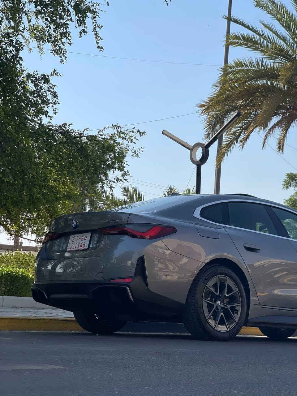 35 BMW i4 Edriv.
2024

كهرباء بالكامل

.

المواصفات :

بطارية 84 كيلو واط  (الشحنة تمشي 400-500 كيلومتر)

بانوراما

لايتات امامية متحركة عدسة Adaptive laser led

حساسات امامية وخلفية

رادات جانبية وامامية

كاميرا  خلفية

انارة محيطية ambient lights ￼

توقف ذاتي

تنبيه اصدام للمركبات وللاشخاص

محدد ومثبت سرعة + تنبيه الخروج من المسار

نظام الترفيه idrive 8 احدث نظام

ممكن عرض خريطة ويز على الشاشة الاماميه (امام السائق)

المسافة المقطوعة 

مقاعد كهرباء + تسخين مقاعد + تسخين مقود قيادة

اوامر صوتيه في النظام الترفيهي

السرعة من 0-100 خلال 5 ثواني

حادث السيارة : البنيد نفسه مصلح بدون دواخل بدون لغد وشاصي 

 ايرباك ( ستيرن دشبول )

السعر 28000$ الف دولار 280 ورقه وبيها مجال 

رقم الهاتف … متوفر واتساب
***********
