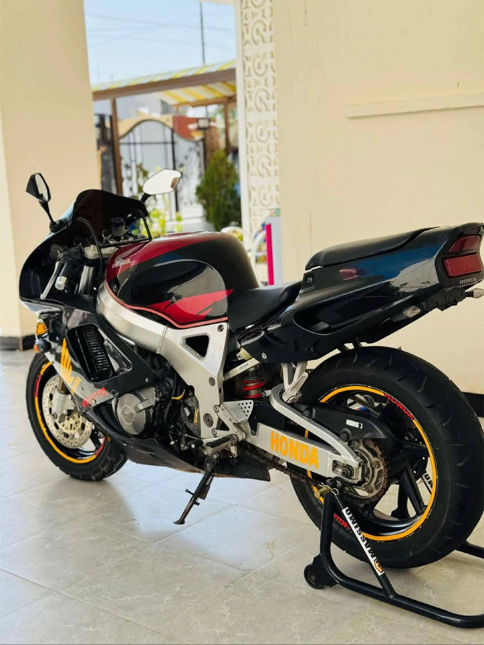 🎬 السلام عليكم  هوندا (CBR 919 ‘(R السرعه 300  الموديل 2005  اوراق كامله  الدراجه جديده جديده  محرك مكفول  عقل مبرمج طلقات  باتري جديد  كهربائيات كامله  عليها اكزوز من ارفخم الاكزوزات. SC منضومه زينون اماميه  تخم اشاير ابو اللد  عدادات كلها شغاله  زوج تايرات جدد  بريكات امامي خلفي مضبوط بلكات NGK تخم  مري بلاديه كاربون فايبر جدد  مكانها الانبار  السعر خاص للاستفسار *********** واتساب
