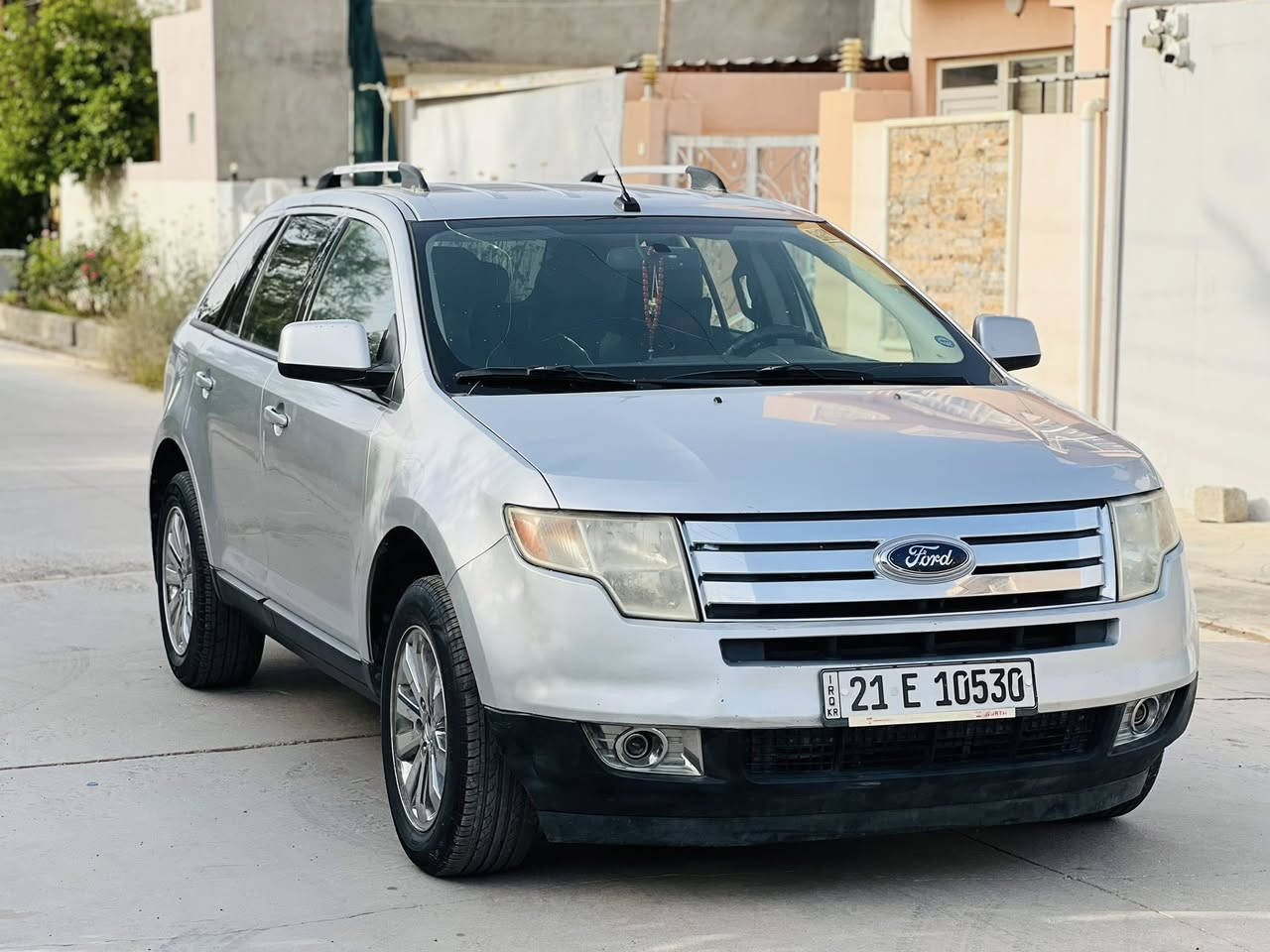 السلام عليكم فورد ايدج 2010
مواصفات(SEL) يعني فول مواصفات 
-جلد 
-تحكم ستيرن جهتين 
- بلوتوث /اوكس 
-مسجل 6اقراص 
- صندوك بصمة 
- كشن كهرباء 
- باب كود 
- حساسات 
- ويل كب 
- بلاجكتورات 
- تبريد قطعتين
———————————— 
اخوان السيارة مكفولة بدون ضربة بدون صبغ كير محرك بشرط مكان السيارة ديالي خانقين رقم 📱 ***********
