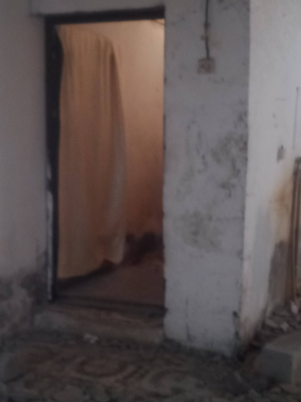 سلام عليكم بيت حواسم البيع ما معوض 200متر استقبال وصاله جبيره وغرفه عكاده وساحه جبيره وصحيات مكانه حي العسكري سايدين حي الفنانين عله شارع سعره 8وبي مجال الشراي ***********
