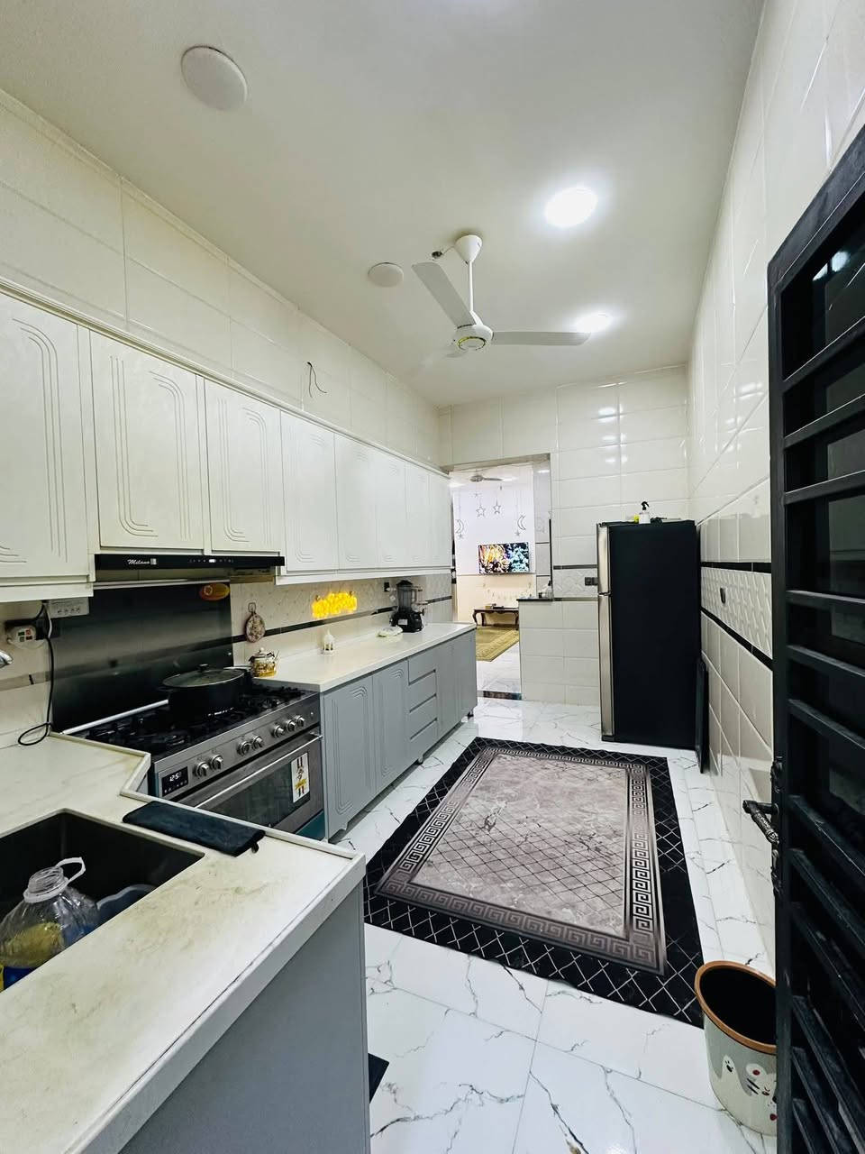 سلام عليكم
يعلن مكتب ارض الخيرات 
عقار للبيع مساحة 200 م واجهة 7م 
نزال28م 
تفاصيل البيت 🏠 

5 غرف نوم 👉

صالة 
مطبخ 
البيت مدخلين 
جلسة عائلية 

خدمات فوك وجوة 
حديقة وكراج 

عرض الشارع مال بيت  15 م👉
بناء حديث 

سعر جدا مناسب 👉

صنف العقار طابو زراعي سند 25 حق التصرف 

📍موقع بغداد الكرخ منطقة الدوانم 
اب شارع ال وزراء 

للتواصل ***********📞
العقاري ابو بكر العنزي
