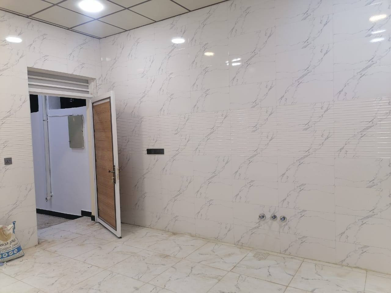 � بيت للبيع – 🏠

📏 المساحة: 190 متر
📜 النوع: زراعي – سند 25

📍 الموقع: البيت حولي الجامعة، الفرع المقابل لغسل غريب الطوس

💎 مواصفات البيت:

 • ٢ غرف نوم 
 • صالة 
 • مطبخ 
 • استقبال 
 • مجمع صحيات
 • ٢ مناور للتهوية والإضاءة

✨ بناء حديث 
موقع قريب من جميع الخدمات والجامعة

📞 للاستفسار:
مكتب المحيط لبيع وشراء العقار
📍 الديوانية – شارع الحولي – خلف جامعة القادسية – قرب غسل غريب الطوس
📱 *********** – ***********
💬 متاح أيضًا عبر الواتساب
