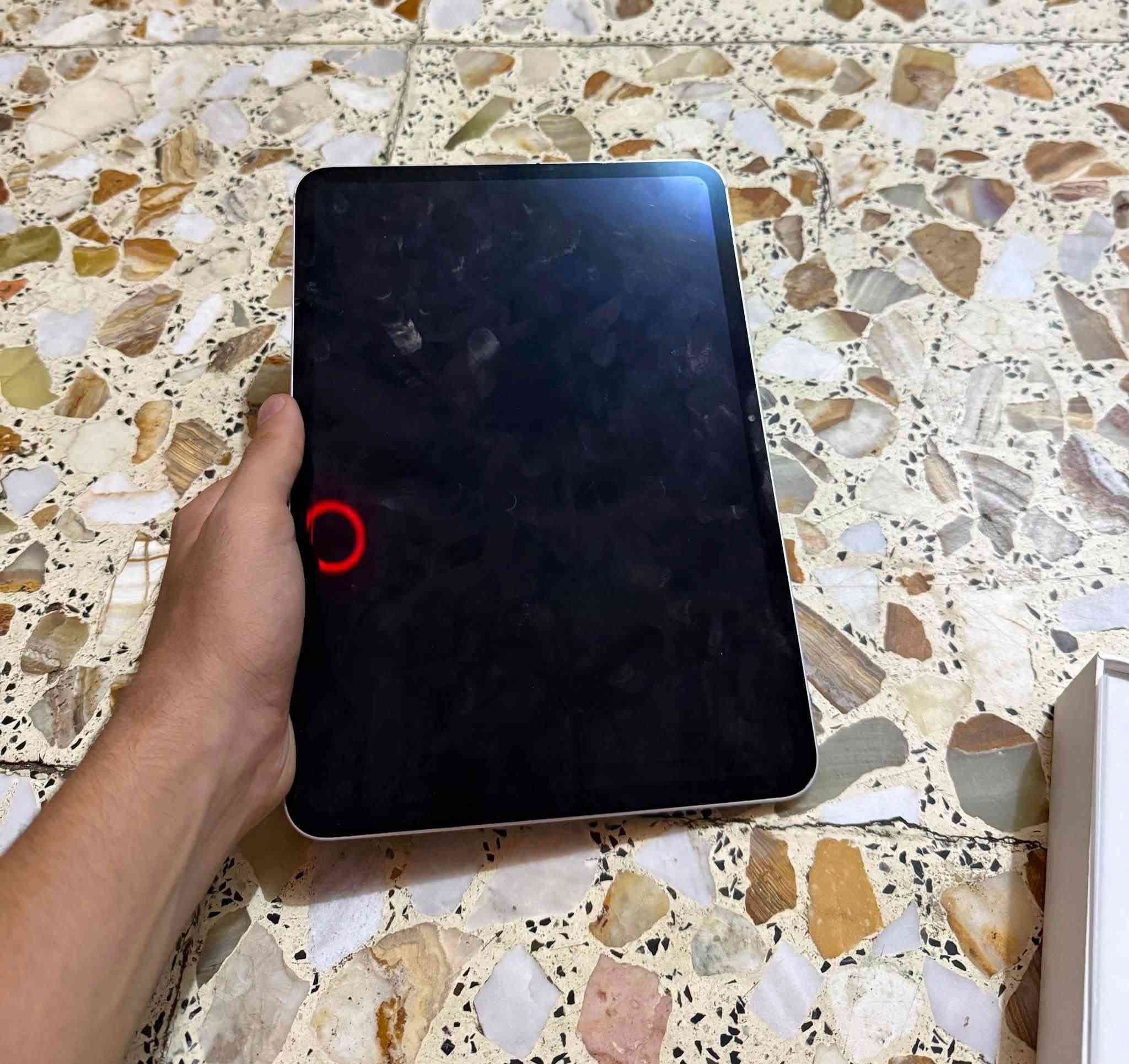 سلام عليكم عندي ايباد M4 وكع مني وطفه مادري شبي أبيعه هيج وضملك ايكولد من باب البيت تاخذه بطاريته ٩٤ ٢٥٦ ذاكره 
سعره ٥٠٠ مكاني بغداد ل حسينيه *********** توصيل ماعندي
