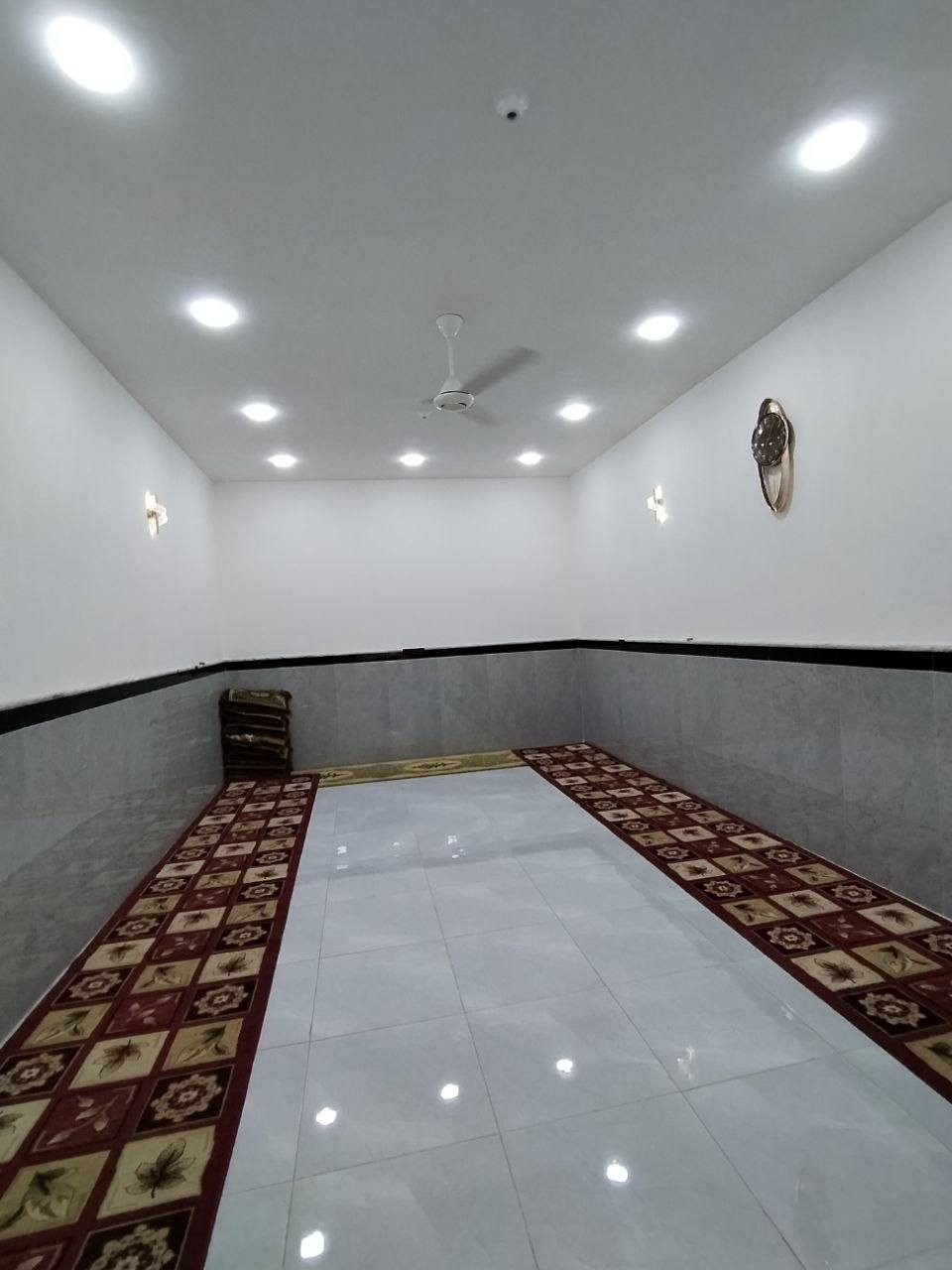 السلام عليكم بيت مساحة 200متر بناء حديث طابقين
الطابق الاول /غرفتين وصاله واستقبال ومطبخ +صحيات خارجيه وداخليه
الطابق الثاني/ غرفتين وصاله + وصحيات
الموقع / كوت حي الحوراء شارع المدارس
الاستفسار /***********
