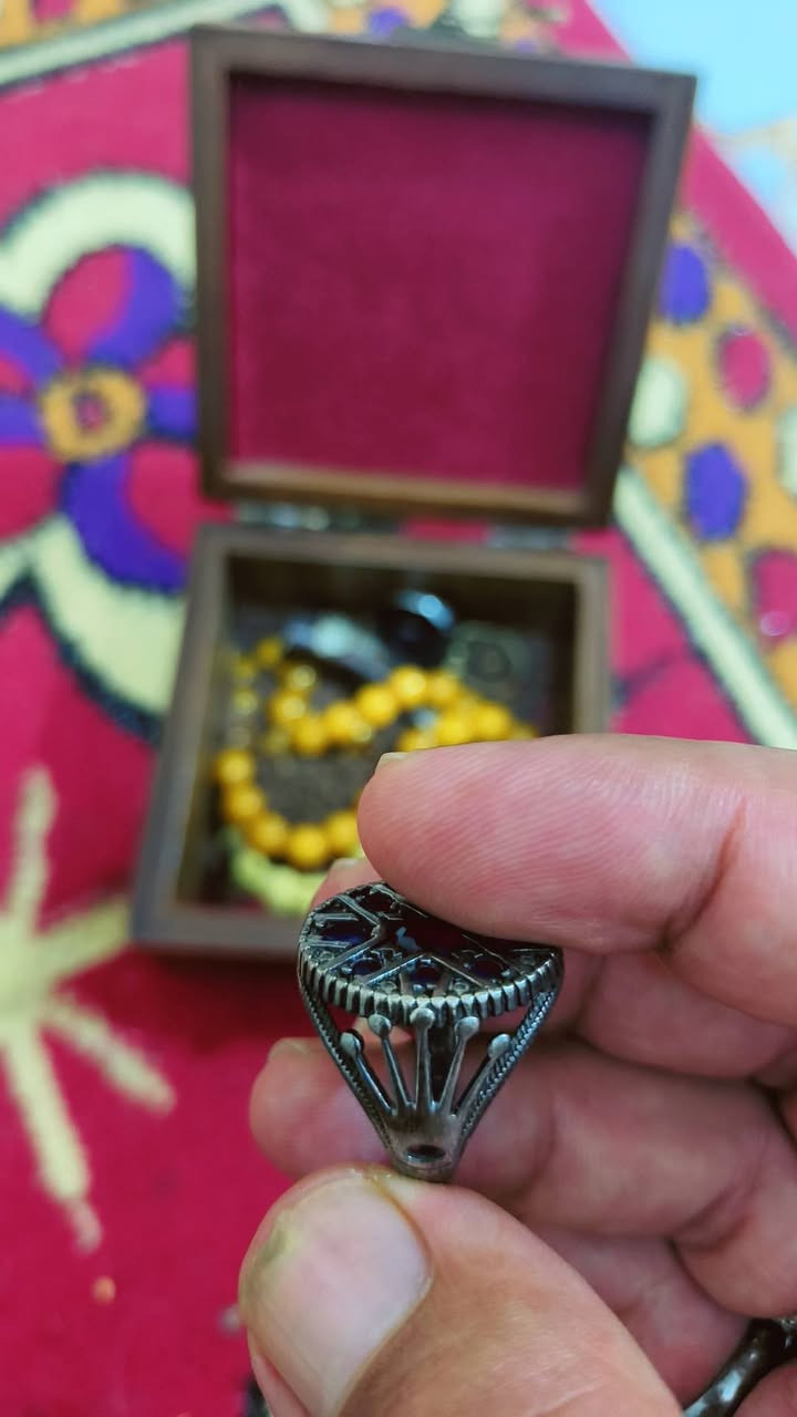 زاركون عين العين شرط الشغل مجربهن بس عندي هواي حبيت طلع ذني ٩٢٥ فضه
يوجد توصيل ب٤٠ القطعة قفل ***********
