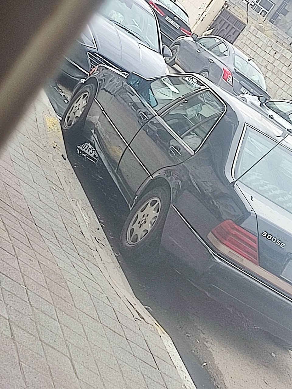 سلام عليكم مارسدس شبح موديل 1991كهربياته كله شغاله تبريد شغال مابيها ضربه بس الباب مبدل صدر تايرات محرك بلادي تابوت جدد باتري جديد للاستفسار الاتصال ***********      رقمه مميز بغداد دولي تحويل ثاني يوم السعر 65
