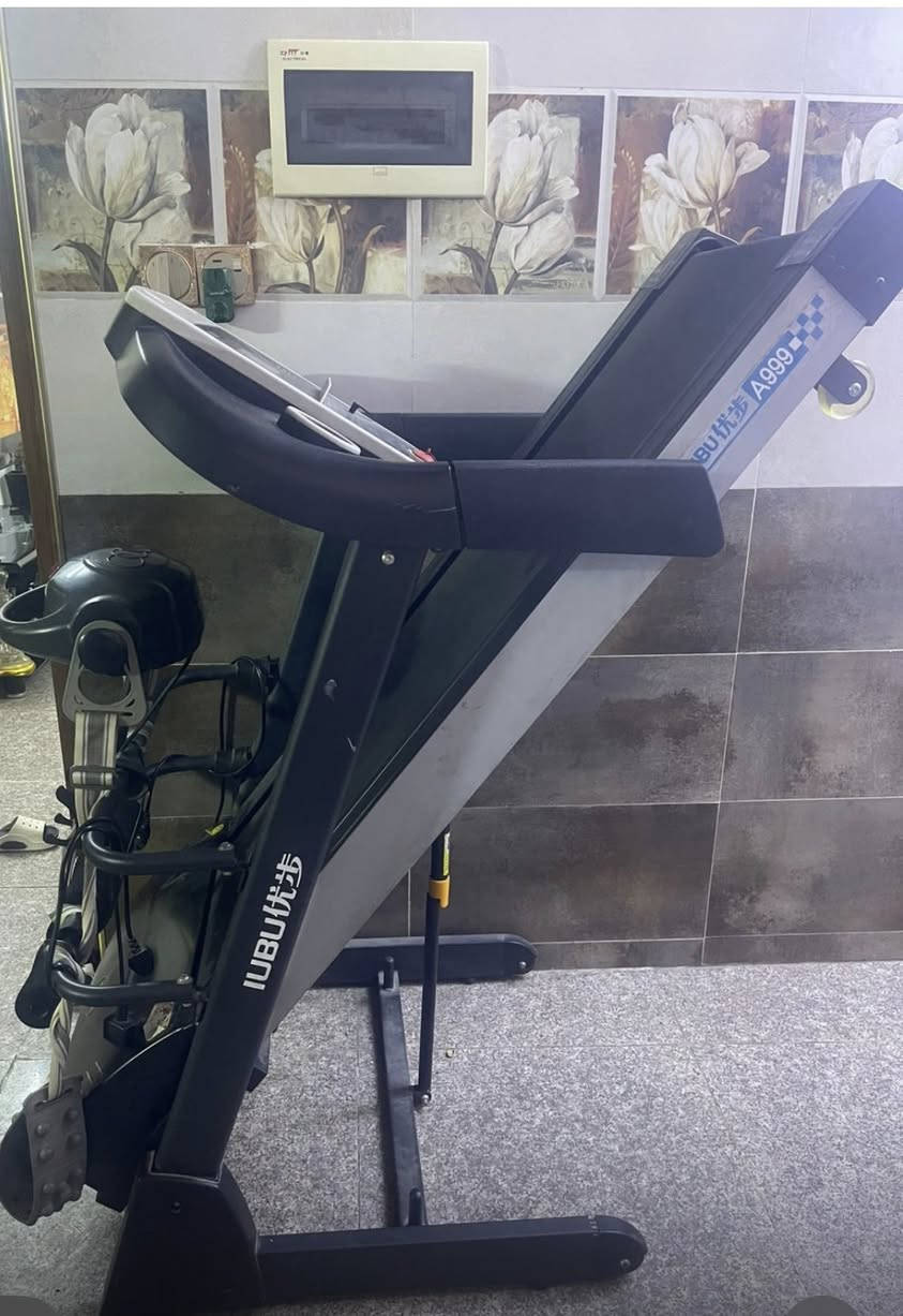 هذا الجهاز الظاهر بالصور هو سير كهربائي رياضي قابل للطي (Treadmill) من ماركة UBI ومكتوب عليه موديل قريب من A99
ومن شكله يعتبر من الفئة المنزلية المتوسطة، بيه خاصية الطي لتوفير المساحة، ويبدو بمحرك كهربائي مع مساند للبطن أو المساج الجانب
للبيع  نظيف وشغال مكاني بغداد


**إذا كنت صاحب هذا الإعلان وتريد حذفه لأي سبب، رجاءا أرسل رسالة إلى الدعم الفني**