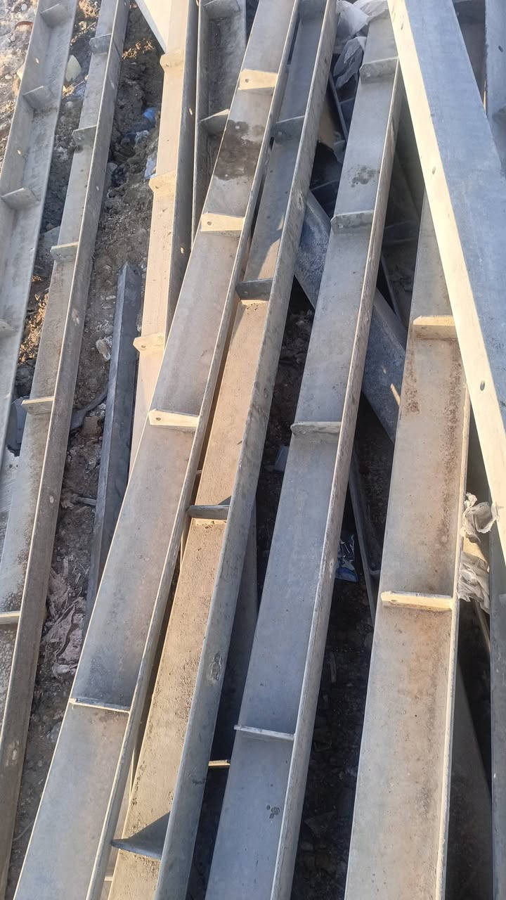 اخوان حديد زاويه مغلون الطول 6متر والسمك 8ملم  والعدد17 
زاويه المكان بغداد . سعر الزاويه 100  للاستفسار . ***********
