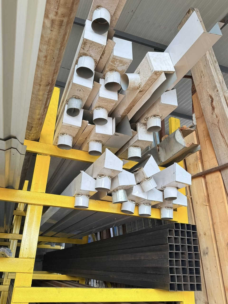 سلام عليكم اخوان يوجد لدينه سندويج سقفي /جداري /كافت نواع الشخاط /البوري /الشيلمان /بيارسي /الهيسكو /الكيربي /يوجد عمدان كهرباء /بيبان بلاستك /
العنوان البصره كرمت علي شارع جامعا
رقم الهاتف***********
متوفر وتساب/توصيل اي مكان داخل البصره 
ابيع فقط ما اشتري
