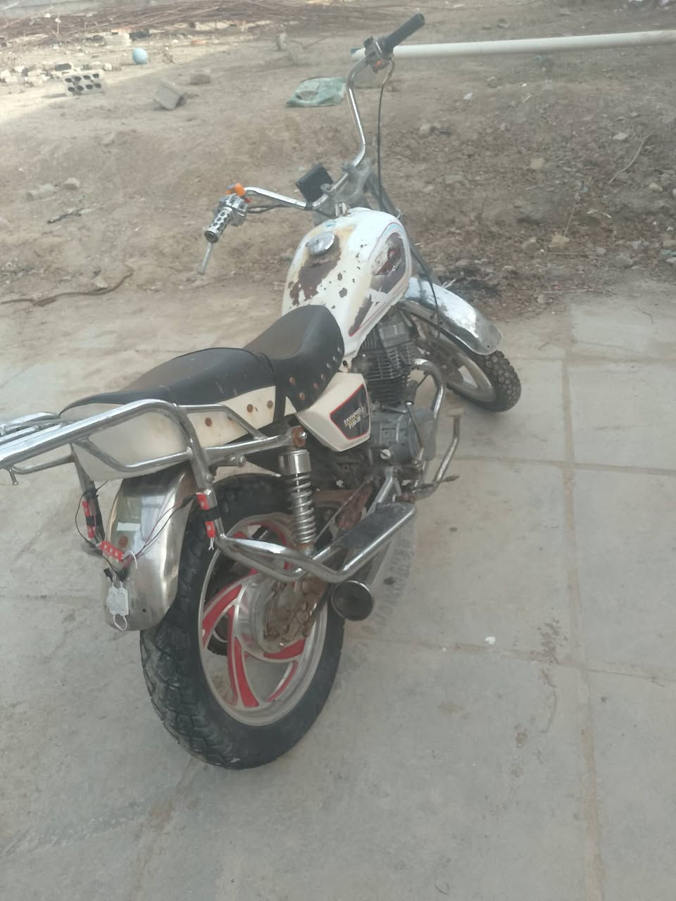 سلام عليكم دراجه تايموته موديل 2011نضيفه وحلوه  عوزها ترتيب بيها خيط تبخير قليل   السعر200وبيها مجال قليل كلك بدون اوراق ***********
