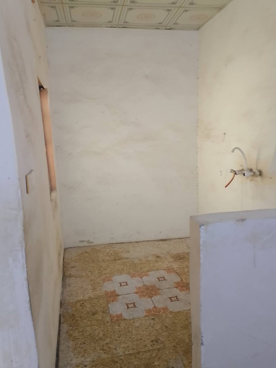 بيت 50م في حي الرحمة نظيف جدا يقع خلف مطعم ثابت يحتوي على غرفة وصالة ومطبخ وحمام ومنور السعر 21 ‏‪وبيه مجال للتواصل الاتصال على الرقم 
‏‪***********‬‏
