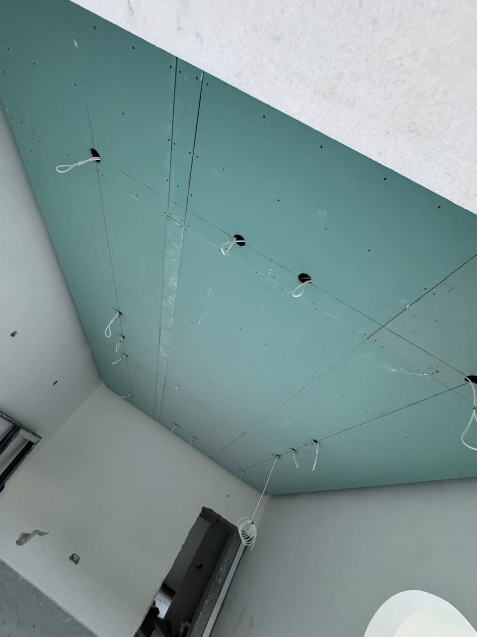 بفضل الله  تم اكمال  تثقيب  السبوتات والمكنتك والبروفايل وتسليك جبس بورد احد مواقعنا حسب المخططات المعمول بها
كادر  الياسري للتأسيسات الكهربائية
للاستفسار ***********
