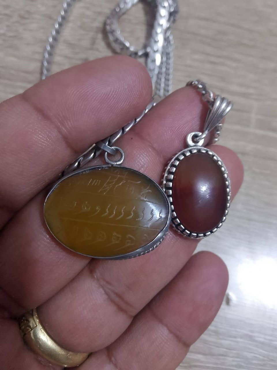 زنجيلين واحد 925 بعقيقه حمرة
اما الثانية استرليني وبي شرف الشمس دايرة فضته 925


**إذا كنت صاحب هذا الإعلان وتريد حذفه لأي سبب، رجاءا أرسل رسالة إلى الدعم الفني**