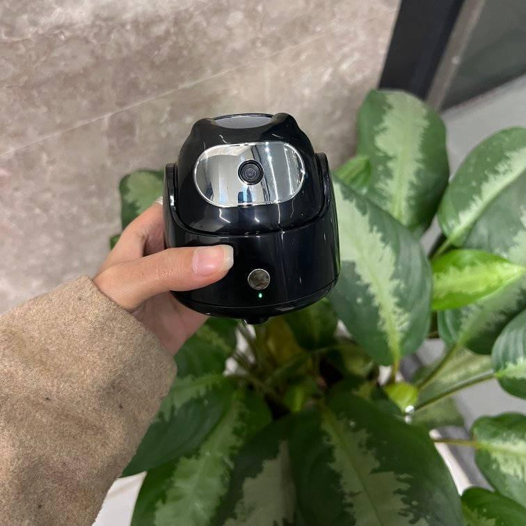 قاعدة تصوير ذكية بتتبع تلقائي 360° – AI Follow Camera Head Q5

الموديل: Q5

قاعدة تصوير ذكية بتقنية التتبع التلقائي، مصممة لتسهيل تصوير الفيديو والبث المباشر باستخدام الهاتف أو التابلت بدون الحاجة إلى تطبيقات.

 • يدعم التتبع الذكي بزاوية دوران 360° لتتبع الأشخاص تلقائياً
 
• يعمل بدون تحميل أي تطبيق أو اتصال بلوتوث
 
• يدعم الوضع الأفقي والعمودي للتصوير
 
• تحكم بالإيماءات: إشارة OK لتفعيل التتبع وإشارة الكف لإيقافه
 
• متوافق مع الهواتف والتابلت حتى 11 إنچ
 
• يدعم التركيب على الحامل الثلاثي (Tripod)

 • الوزن الصافي: 210 غرام

 • التوافق:
 • سمك الهاتف حتى 12 ملم (بدون كفر)
 • تابلت حتى 11 إنچ
 
• زاوية الحركة:
 • دوران أفقي (Heading): 360° غير محدود
 • ميلان عمودي (Pitch): من +12° إلى -18° (تحكم يدوي)
 • البطارية: 3.7V / 1200mAh
 • مسافة التتبع:
 • أفضل مسافة: من 20 إلى 120 إنچ موصل, نينوى


**إذا كنت صاحب هذا الإعلان وتريد حذفه لأي سبب، رجاءا أرسل رسالة إلى الدعم الفني**