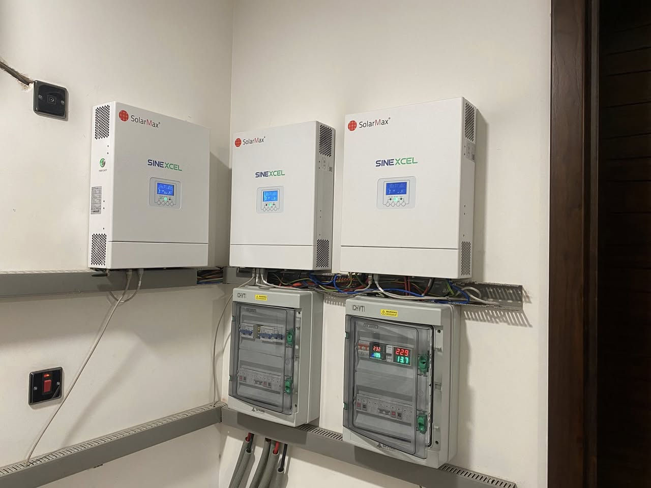 منظومة ٦٠ أمبير منزل في الجادرية حيث برج زها حديد 

انفيرتر سولارماكس سانكسيل الصامت كليا ٦ كيلو عدد ٣ 
Solarmax Sinexcel inverter 6kw 
بطارية سولار ماكس هايلي ١٥ كيلو عدد ٦ 
Solarmax Hailei lithium battery 
الواح جنكو ٦٢٠ واط عدد ٣٢ 

مع سولارماكس Solarmax بالك مرتاح اداء مميز ضمان اكيد 

@topfans
@followers
@highlights 
@fans


**إذا كنت صاحب هذا الإعلان وتريد حذفه لأي سبب، رجاءا أرسل رسالة إلى الدعم الفني**