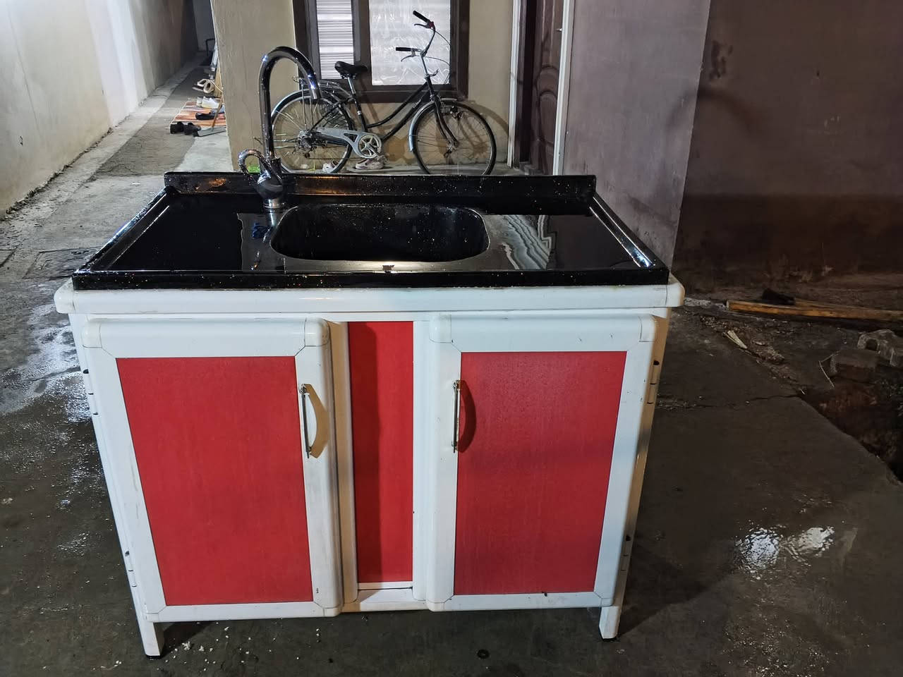 كاونتر سنگ مرمر مع خلاط وملحق للبيع في مجمع الأميرات الأول ، السعر 160 الف 
***********
