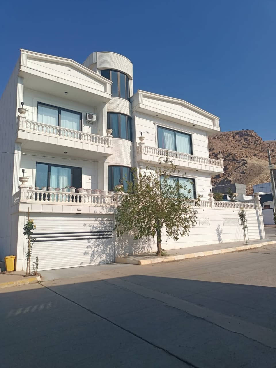 🏡ڤيلا طابو صرف وبأسمي انا شخصياً 
📍السليمانية، مصيف دوكان ، شارع المحكمة ، 
250 متر مباشرة على شارع 20 متر 
مع الأثاث 
💸تصلح للاستثمار السياحي في مصيف دوكان، يمكن أن تقسم الى 4 شقق عائلية.
السعر 21 دفتر وبيها بعد مجال حقيقي للمشتري الفعلي.
للاتواصل ***********
