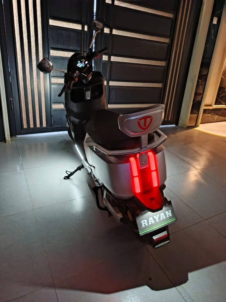 ((للبيع)) 
دراجة الريان RAYAN – وحش الكون

🔋 بطارية كرافين كاربون جل 35 أمبير / 72 فولت

⚡ ملف 2000 واط – سرعة حقيقية 80 كم/

🚀 مدى حقيقي 80 كم

بصمة عدد 2 + تشغيل عن بُعد

🔒 جهاز إنذار ضد السرقة

بريك دسك + دهن ديلات هايدروليك 

🛞 إطارات 12 / 90 / 90

💡 إشارات LED أمامية وجانبية + إشارة رباعية

🔁 إمكانية الرجوع للخلف (R)

🔋 نظام TTFR لإعادة الشحن عند استخدام البريك

مكان// موصل الأيسر ***********
