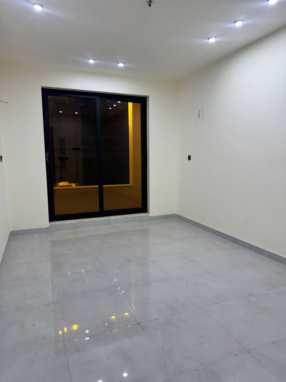 #للايجار 90 متر طابقين زيرو تئمينات شهر
يحتوي عل 4 غرف نوم صاله مطبخ صحيات2

السعر مليون 100 الاستفسار ***********📞
