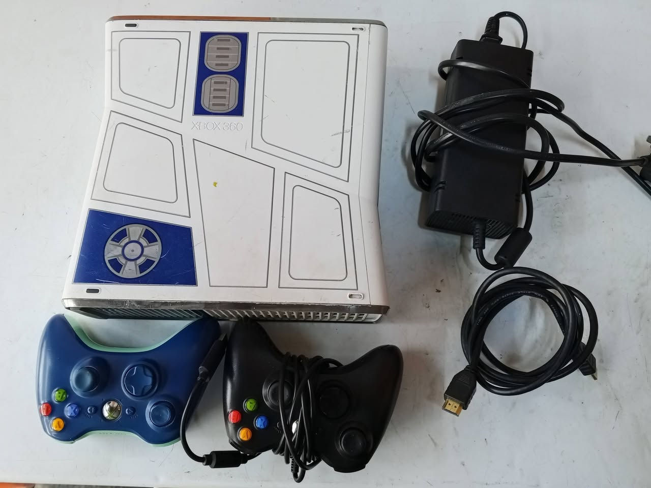 اكس بوكس. 360 سلم نضام  اورورة
الجهاز يجي باندل يحتوي على 140لعبة مثل ما موضح بل صورة. مابي اي نقص كامل ويا يدات 2
الجهاز كلش نضيف او مابي اي صوت اخرس
السعر 140 جماعة ال100 وال90 لتطبلي الجهازر اصدار خاص الرقم *********** مكاني بغداد
